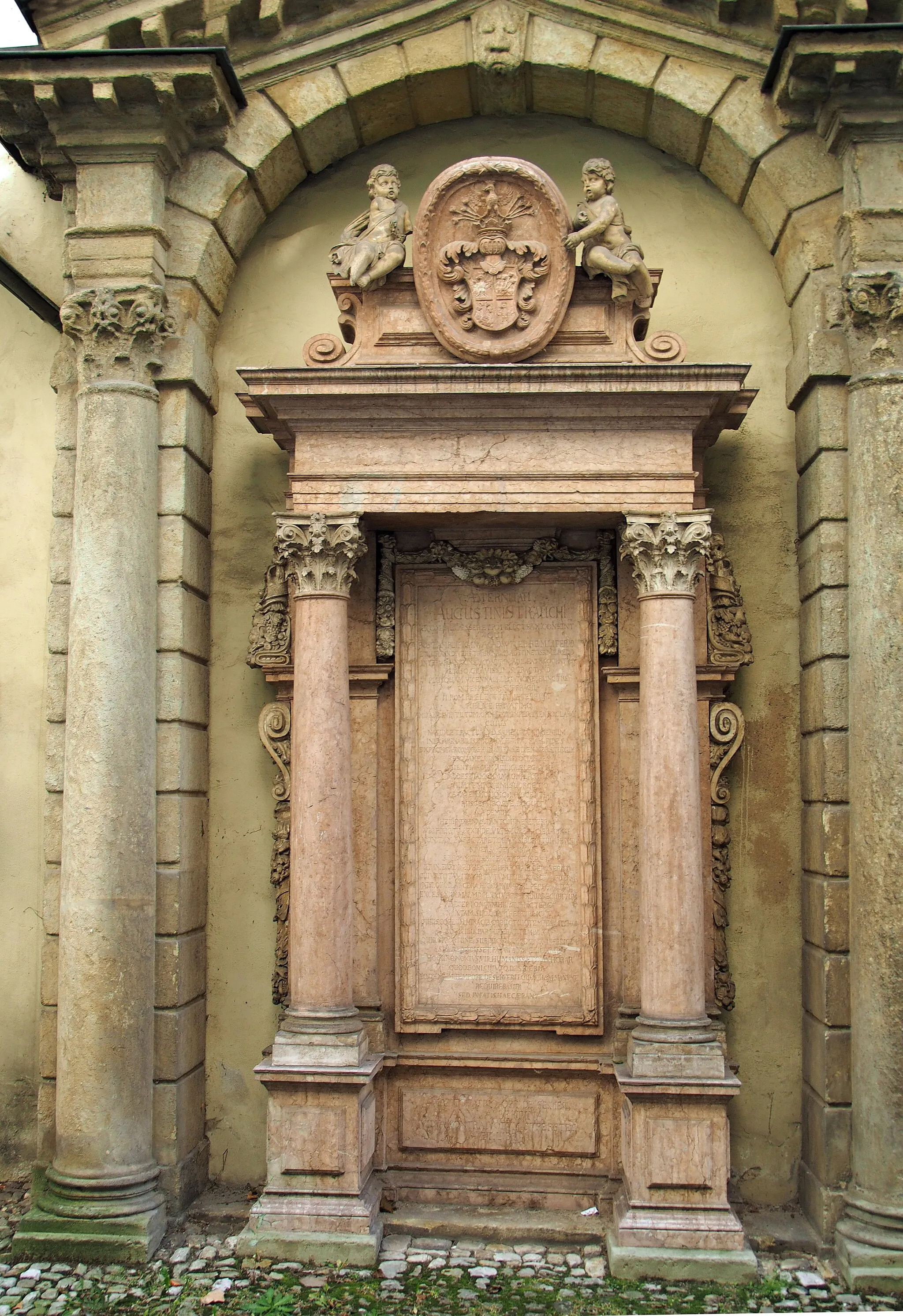 Photo showing: Epitaph Augustin Strauch († 18. Mai 1674), Geheimer Rat und Bevollmächtigter Gesandter des Kurfürstentums Sachsen. Auf dem Gesandtenfriedhof an der Dreieinigkeitskirche Regensburg (Südseite)