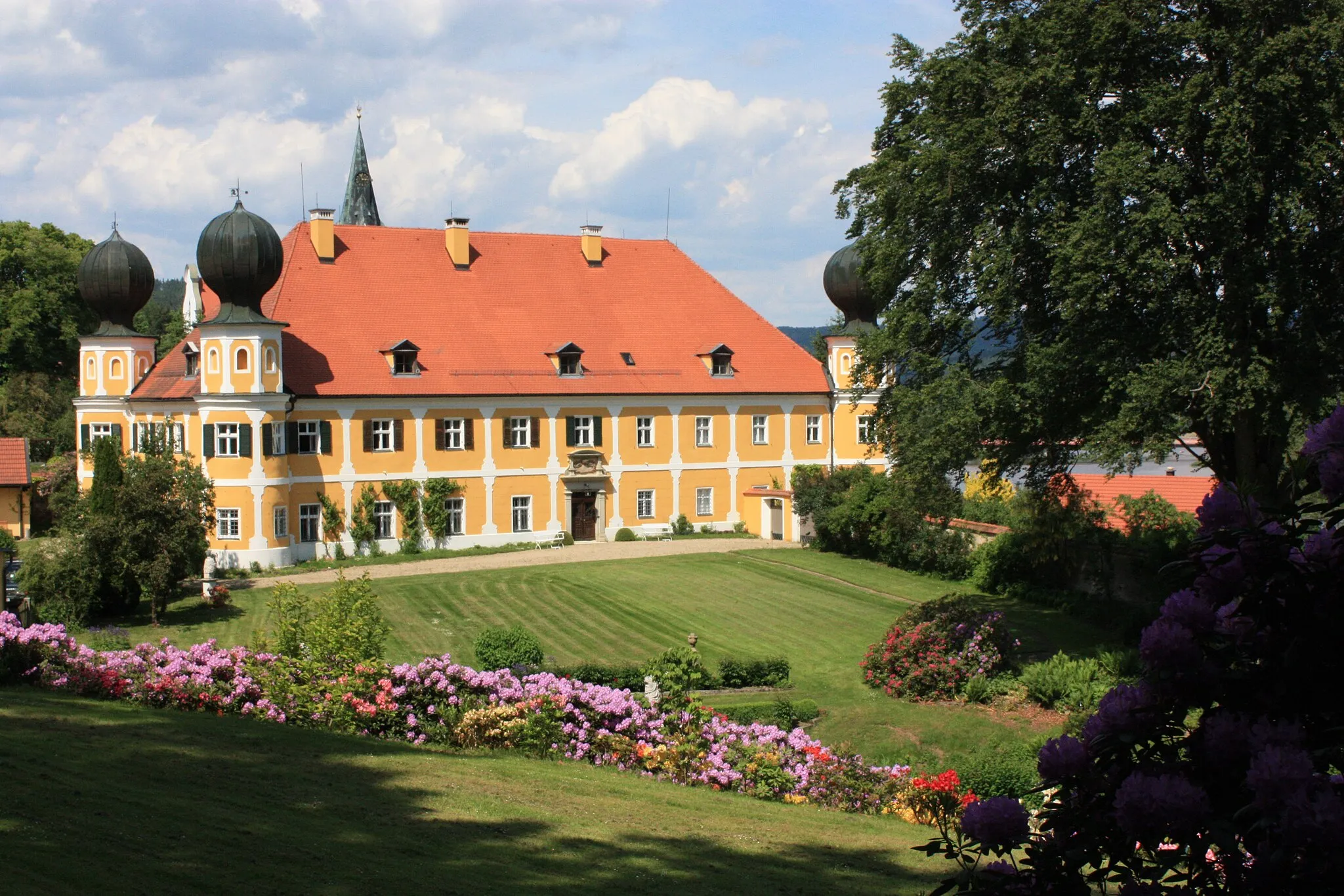 Photo showing: Schloss Ramspau im Mai 2009 während der Rhododendron-Blüte.