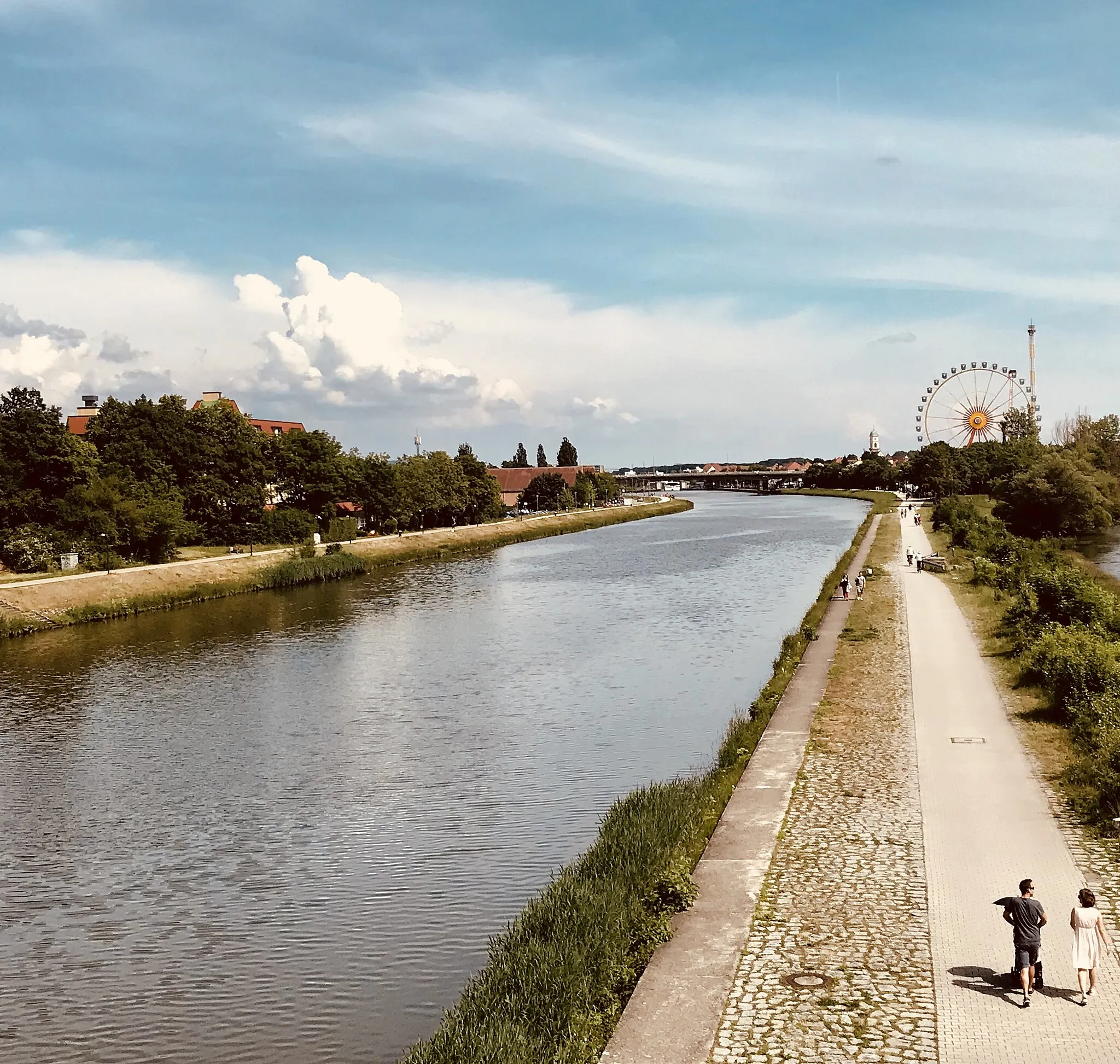 Photo showing: A summer evening life of Regensburg