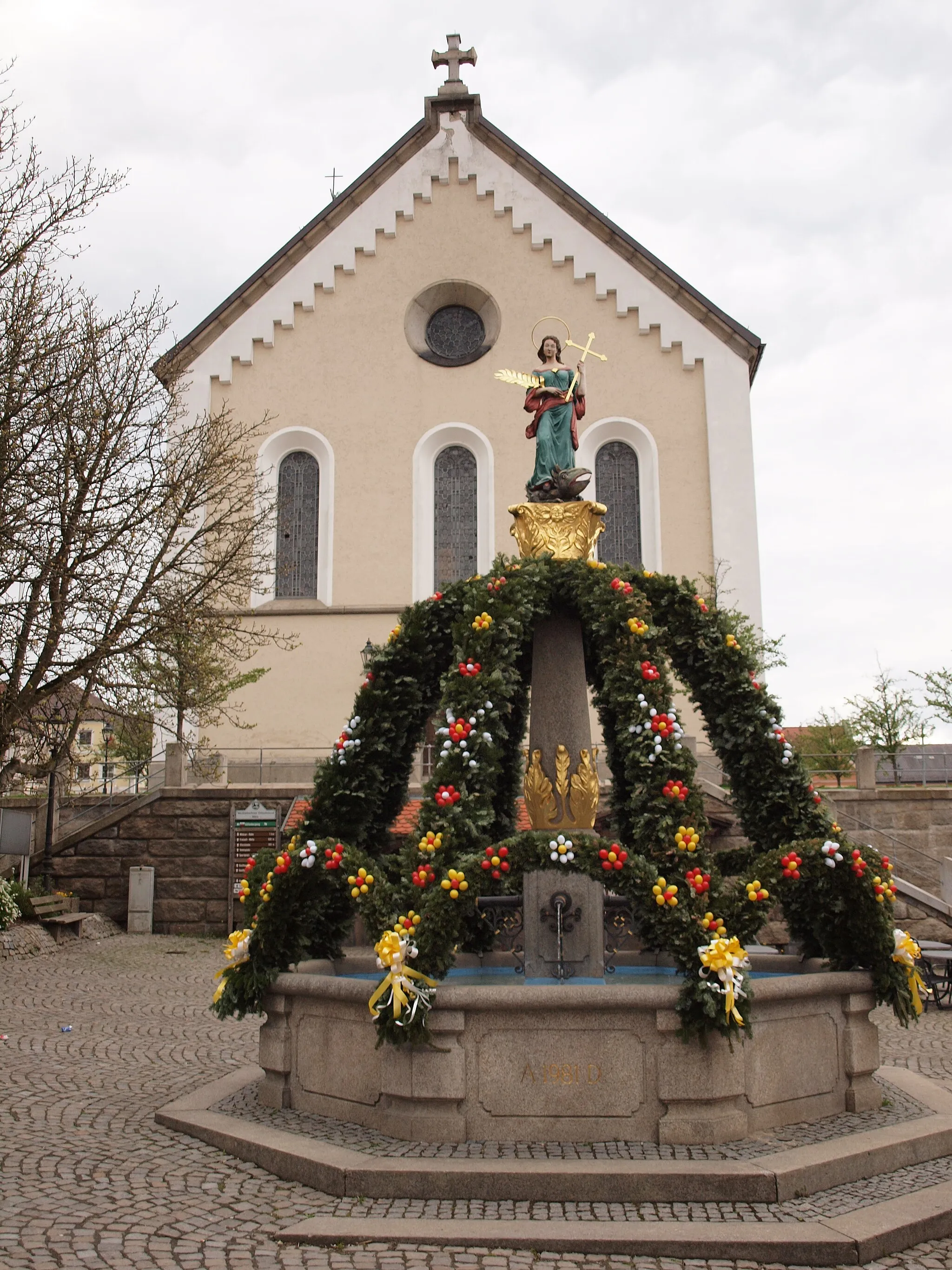 Photo showing: Osterbrunnen am Marktplatz vor der Kirche St.Martin