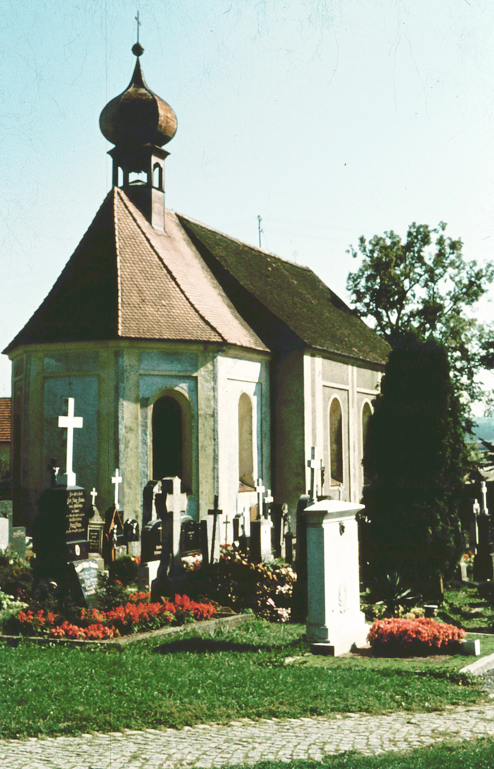 Photo showing: Catholic church of St. Salvator zur Schmerzhaften Muttergottes in the cemetery of Rötz in 1958