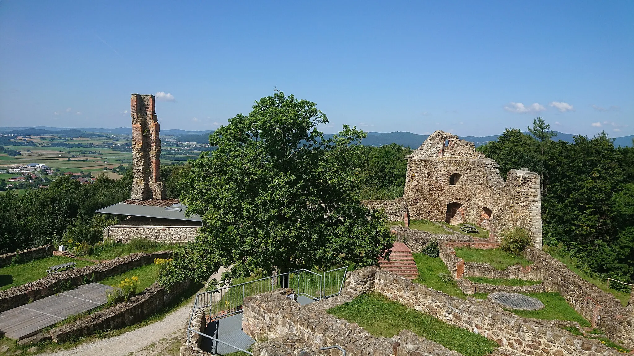 Photo showing: Blick vom Panoramafelsen auf den Nordflügel der Burgruine Runding mit Resten des Dohlenturms (links) und dem Pallas (rechts).