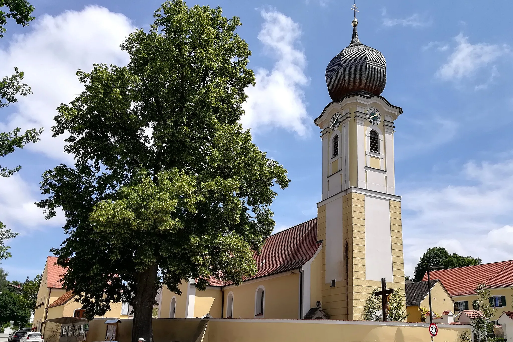 Photo showing: Saalbau mit Querhaus, abgewalmtem Satteldach, Westturm mit Zwiebelhaube und Putzgliederungen, Langhaus romanisch, Westturm 1749, Querhaus und Apsis 19. Jahrhundert; mit Ausstattung; Friedhofsmauer, wohl 16./17. Jahrhundert.