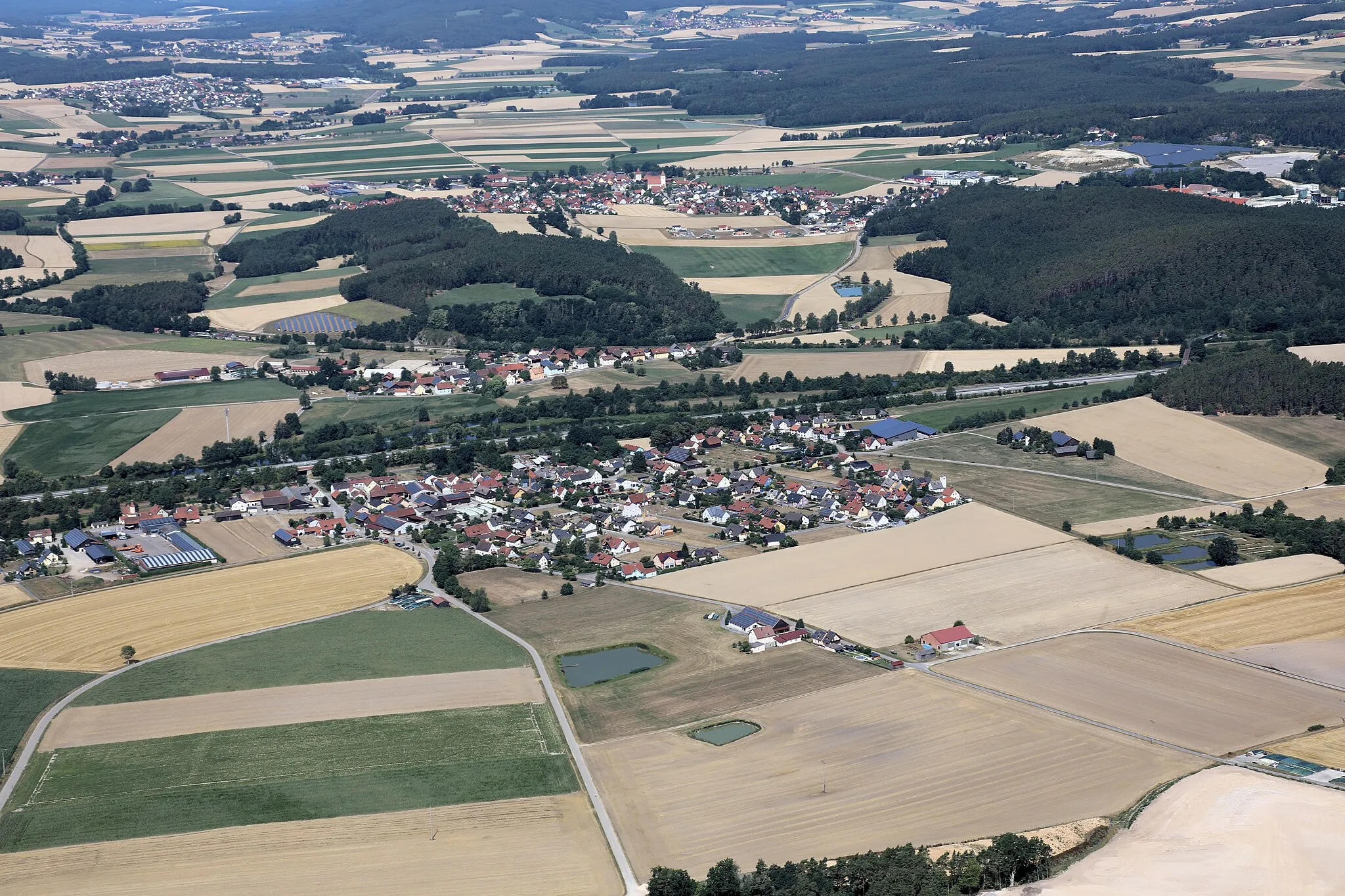 Photo showing: Wölsendorf (im Vordergrund), Autobahn A93, Brensdorf (Bildmitte), Stulln (oberer Bildrand), Landkreis Schwandorf, Oberpfalz, Bayern