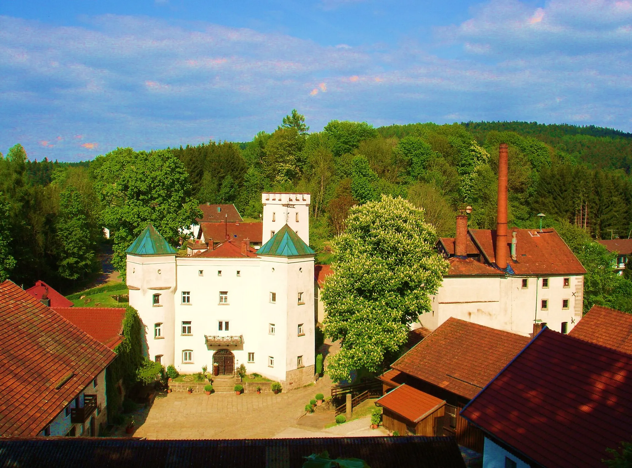 Photo showing: Schlosshof mit ehemaliger Brauerei in Sattelpeilnstein