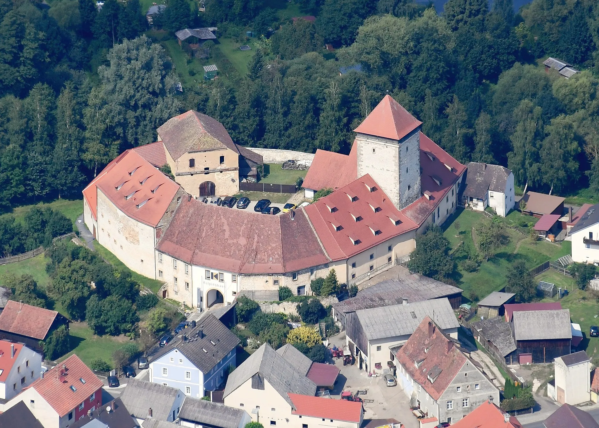 Photo showing: Aerial image of the Burg Dagestein (view from the south)