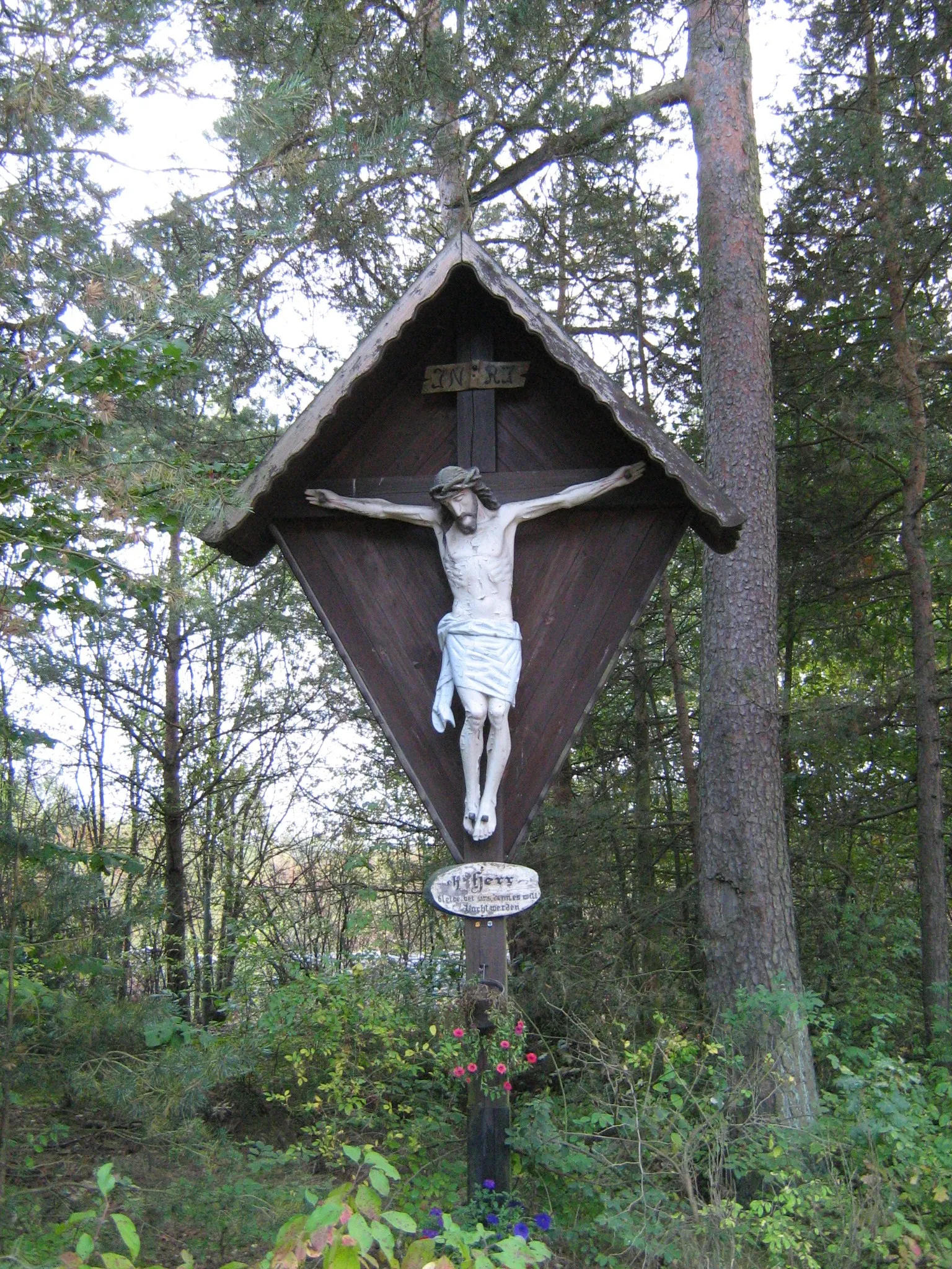 Photo showing: Kreuz am "Roten Kreuz" an der Wiederaufarbeitungsanlage Wackersdorf
Inschrift:

Oh Herr - bleibe bei uns, denn es will Nacht werden.