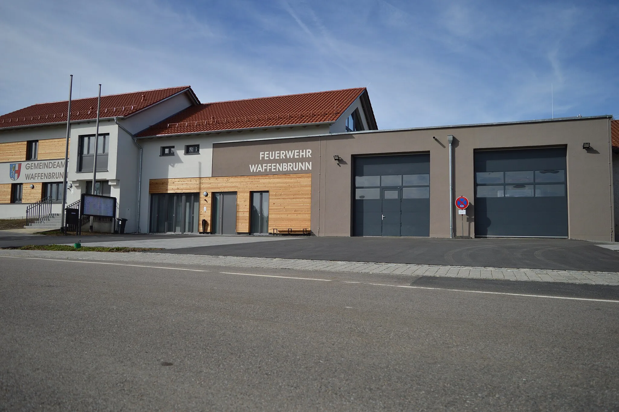 Photo showing: Gemeindeverwaltung mit Feuerwehrgerätehaus 2019