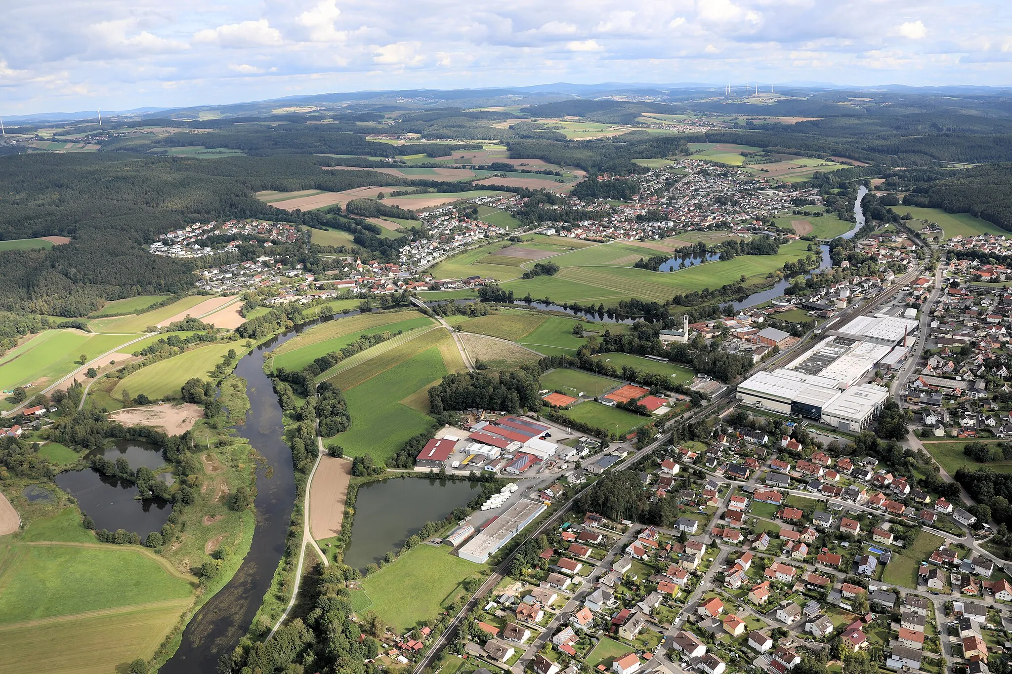 Photo showing: Unterköblitz (rechter Bildteil), Fluss Naab, Oberköblitz (Bildmitte links), Wernberg (Bildmitte rechts), Landkreis Schwandorf, Oberpfalz, Bayern
