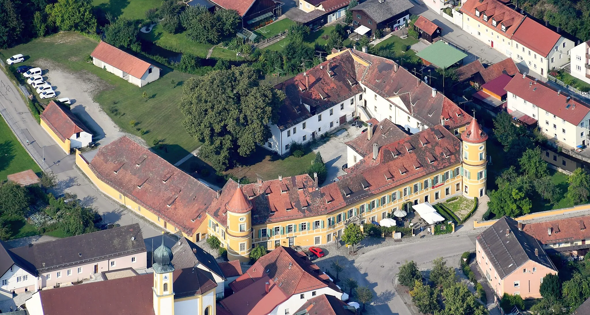 Photo showing: Aerial image of the Schloss Wiesent (view from the southwest)