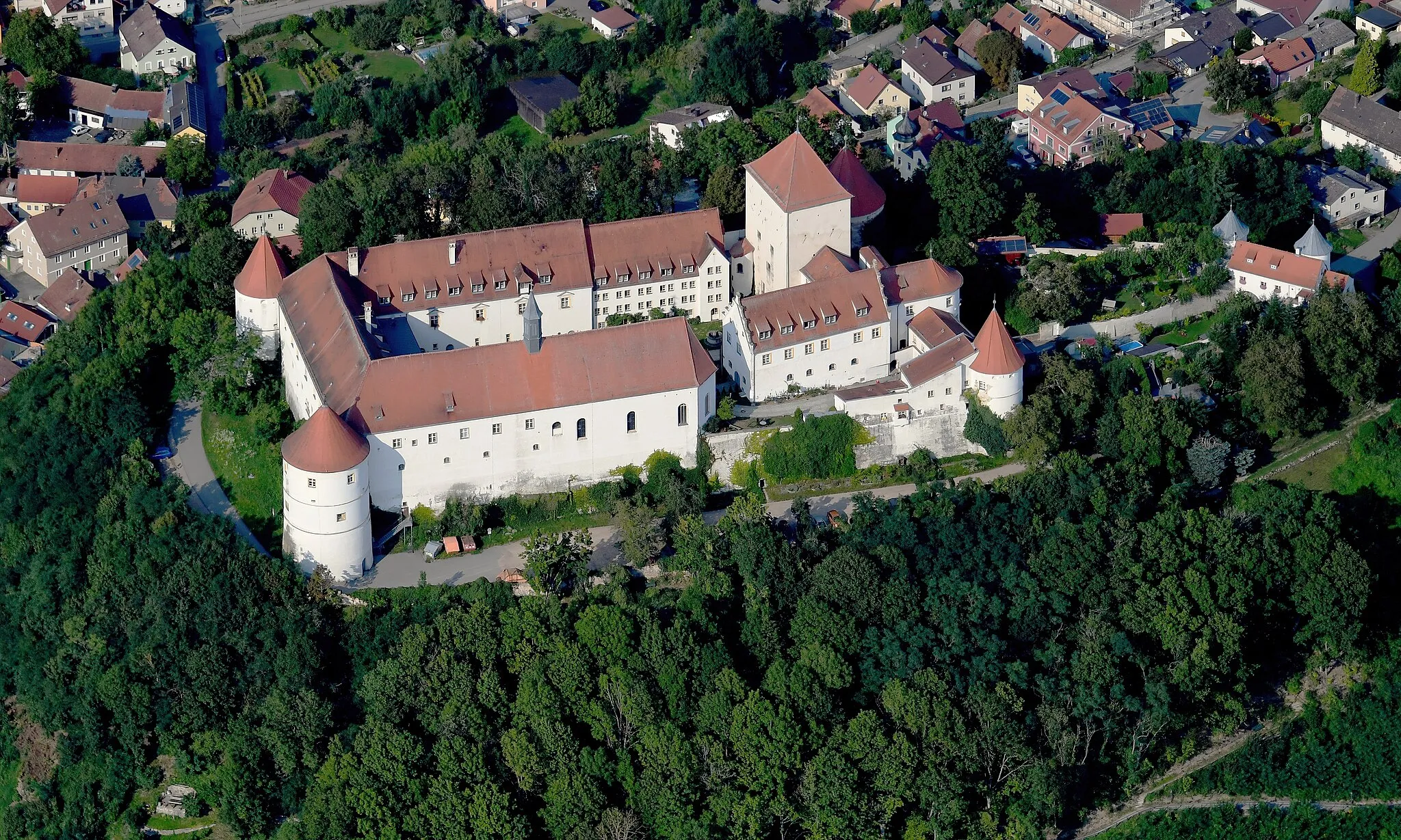Photo showing: Aerial image of the Schloss Wörth an der Donau (view from the southwest)