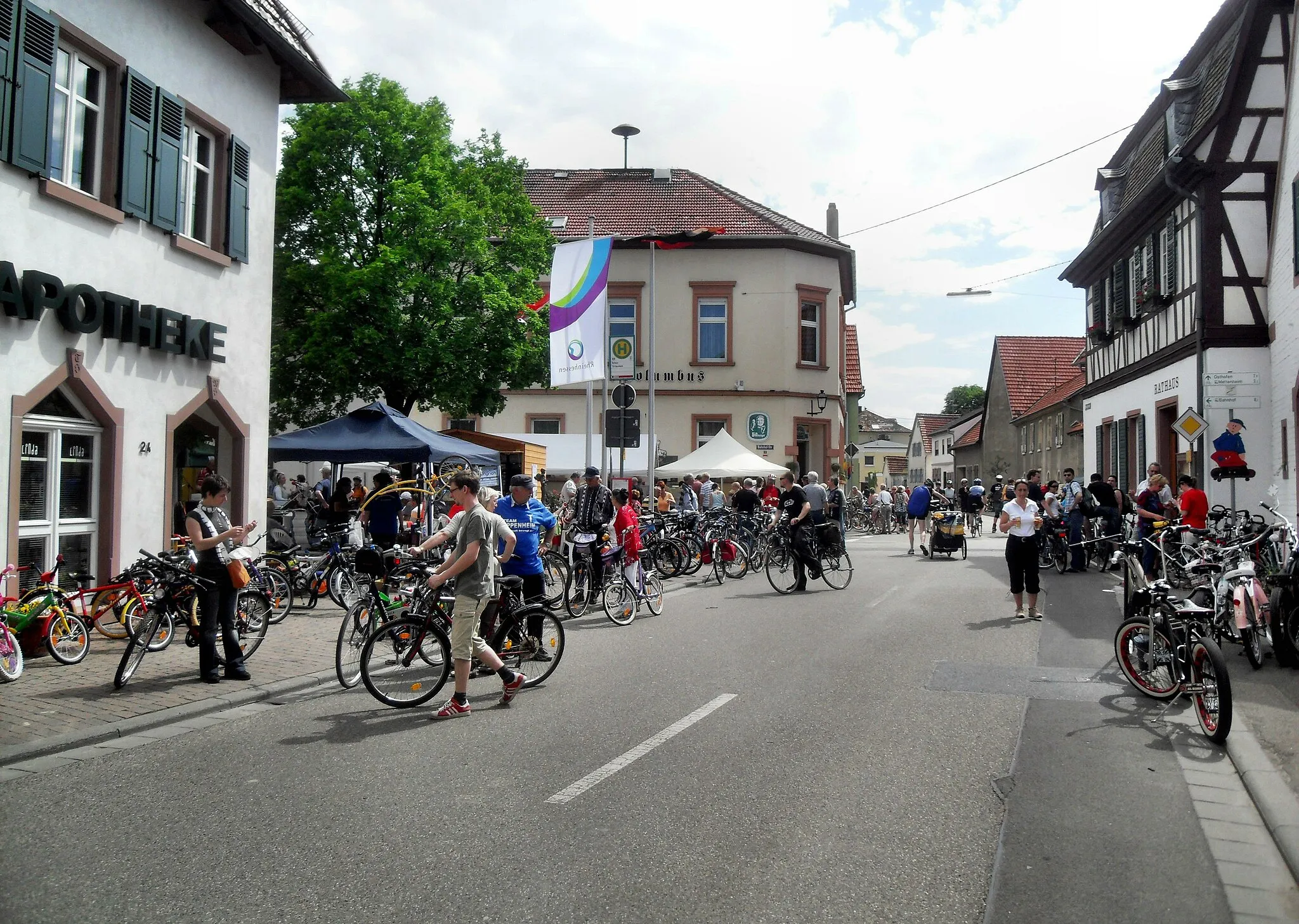 Photo showing: Die Bachstraße im rheinhessischen Alsheim in der Nähe des Rathauses (Blickrichtung Worms) während der Veranstaltung „Rheinradeln“ in Rheinland-Pfalz (Deutschland)