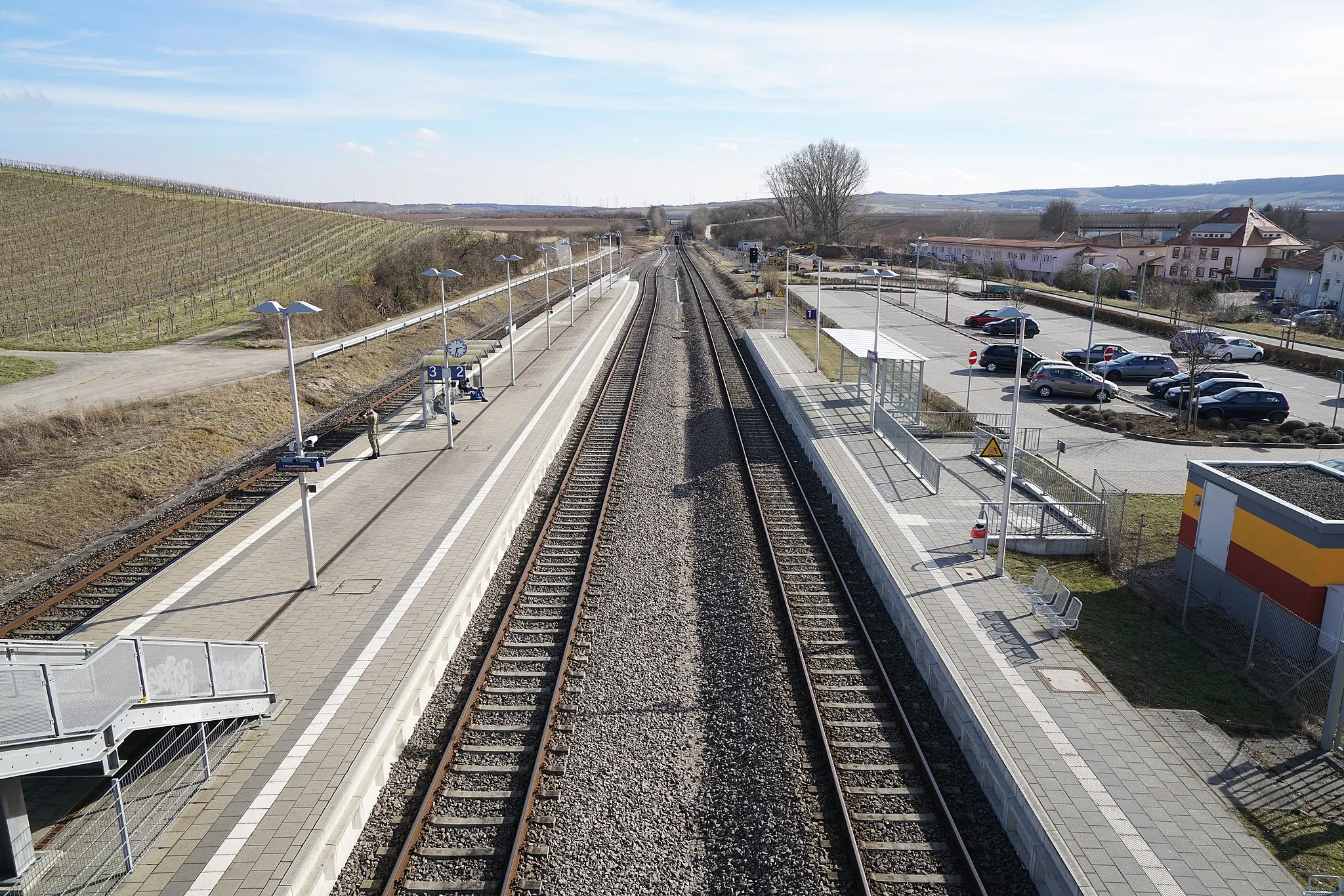 Photo showing: Die Bahnsteige des Bahnhofs Armsheim, Blickrichtung Süd (Alzey, Worms)