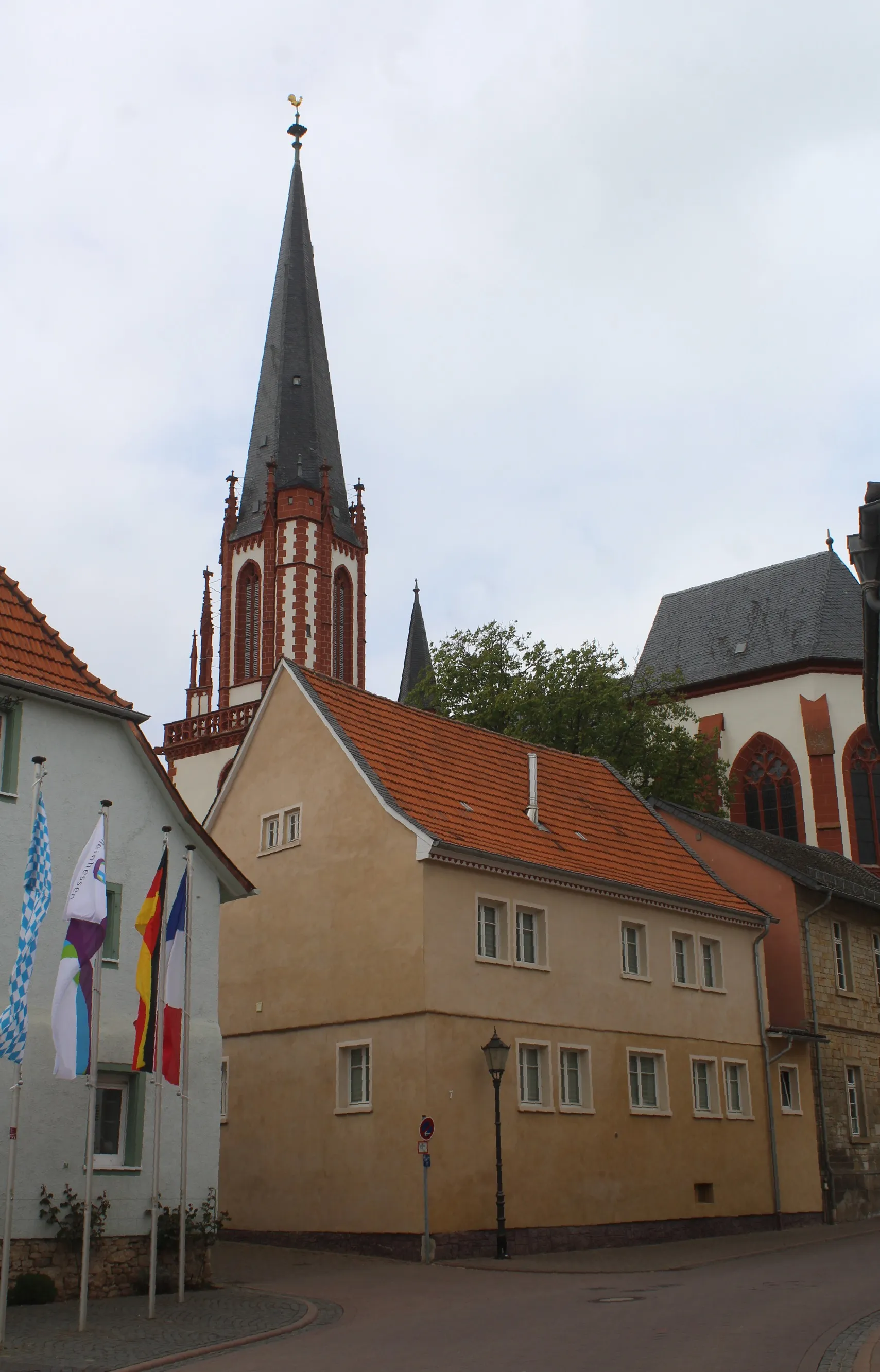 Photo showing: Armsheim, house 7 Bahnhofstraße and church Holy Blood