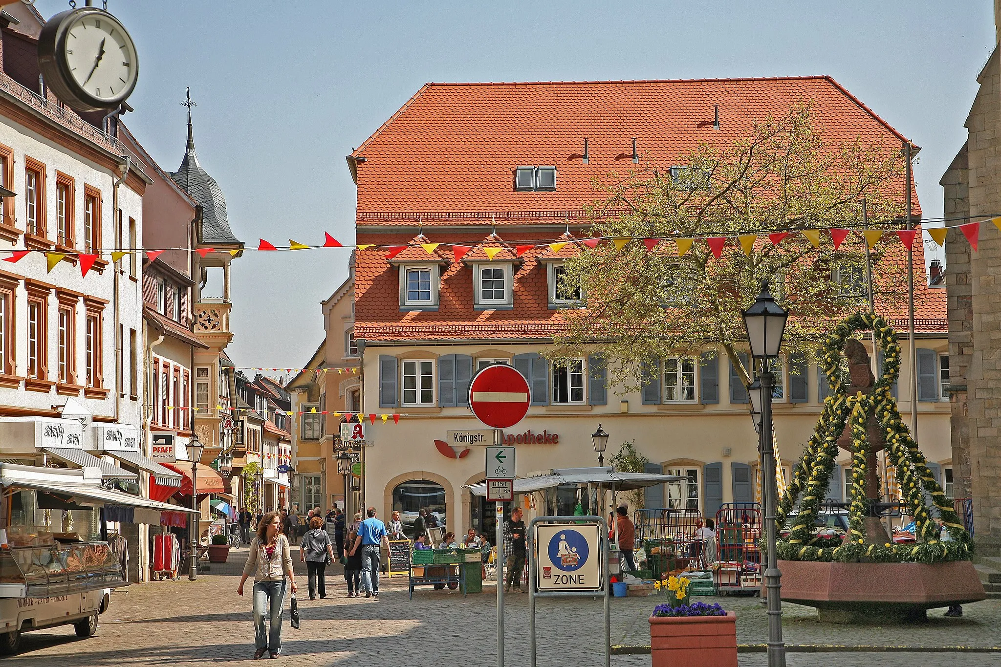 Photo showing: Bad Bergzabern, Marktplatz mit Marktbrunnen (geschmückt als Osterbrunnen). Bad Bergzabern ist ein Heilbad in Rheinland-Pfalz (Südliche Weinstraße).