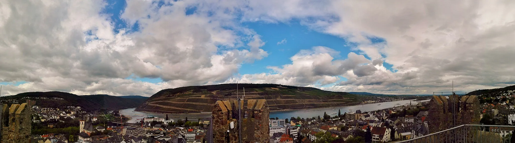 Photo showing: Blick über Bingen und den Rhein auf das in Hessen gelegene andere Flussufer, im Hintergrund kann man Rüdesheim und das Niederwalddenkmal erkennen