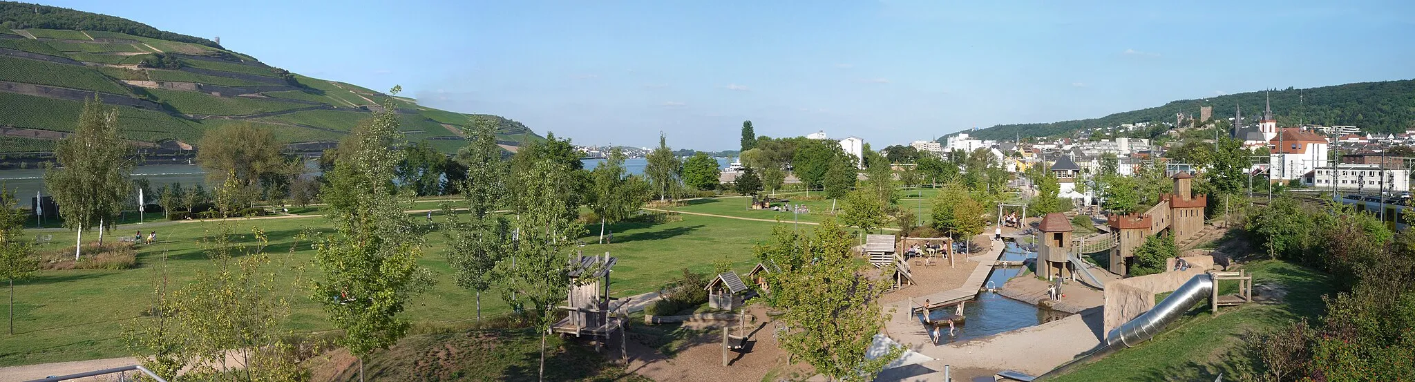 Photo showing: Kulturufer: Park am Mäuseturm in Bingerbrück. Aufgenommen von der Fußgängerbrücke des Hauptbahnhofs Bingen