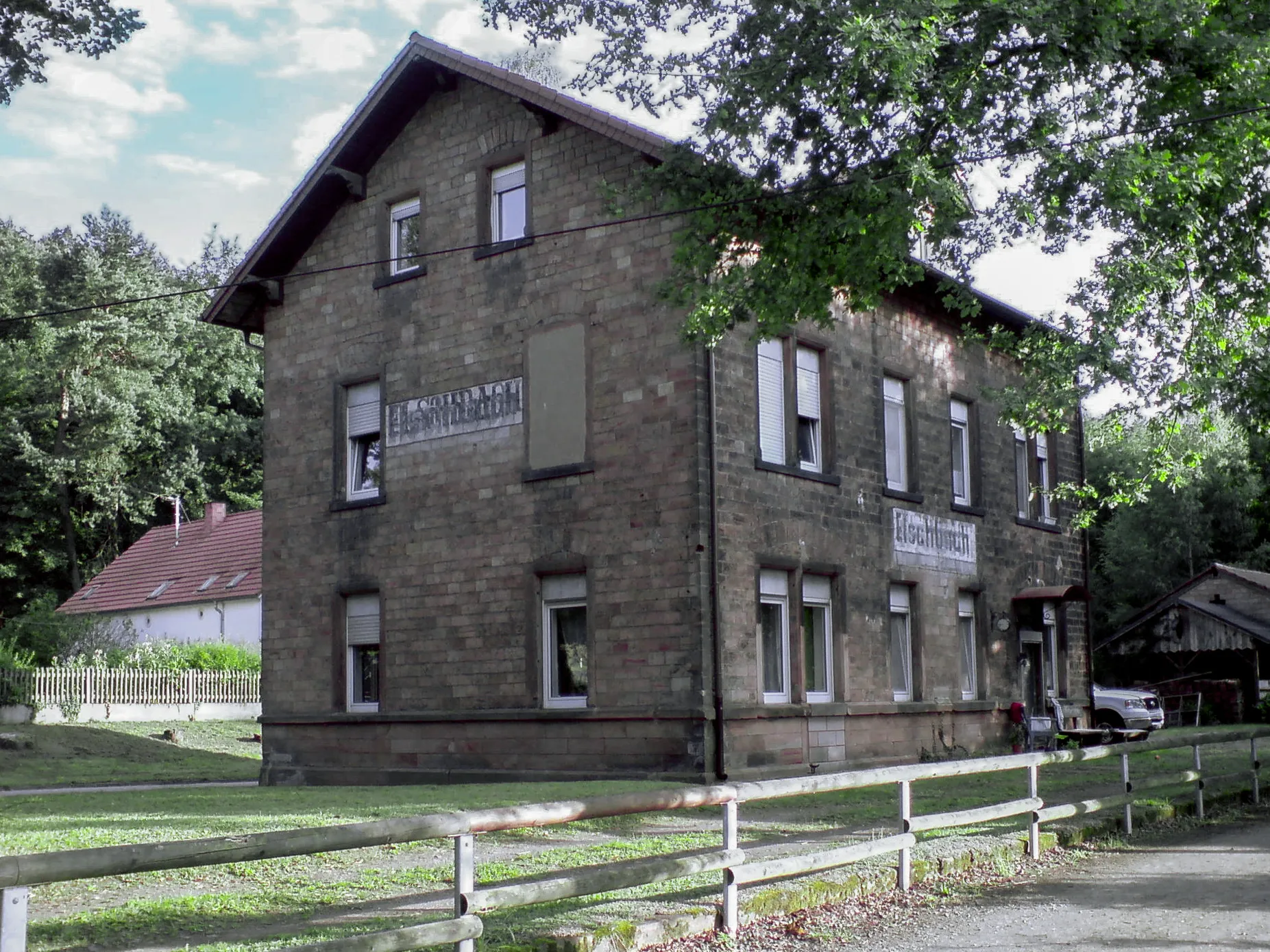 Photo showing: Bahnhof Elschbach mit Nebengebäude