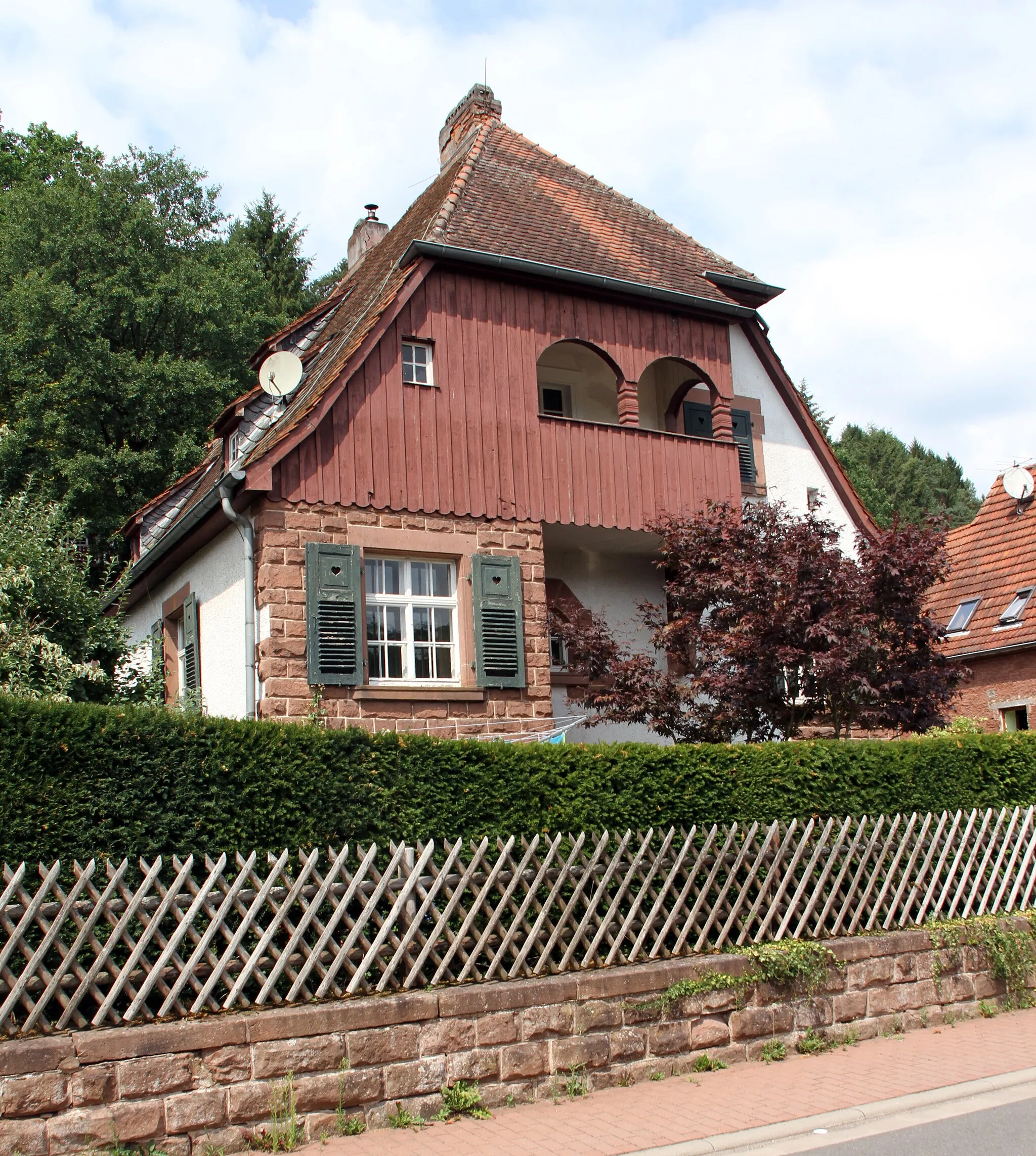 Photo showing: Bruchweiler-Bärenbach, Forstamt Im Grün 10; ehemaliges Forstdienstgebäude; eingeschossiger, reich gegliederter Krüppelwalmdachbau, um 1905/10.