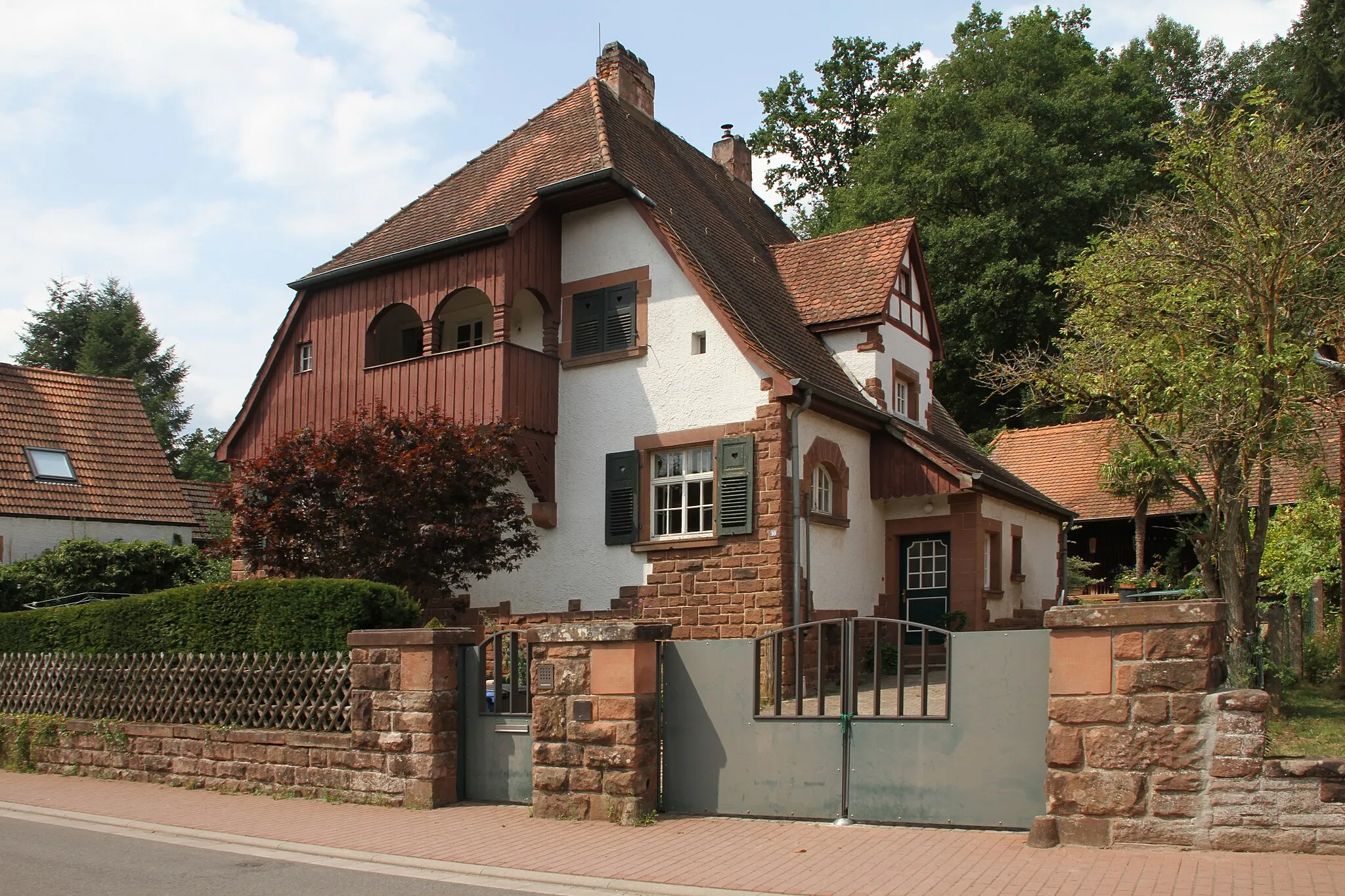 Photo showing: Bruchweiler-Bärenbach, Forstamt Im Grün 10; ehemaliges Forstdienstgebäude; eingeschossiger, reich gegliederter Krüppelwalmdachbau, um 1905/10.