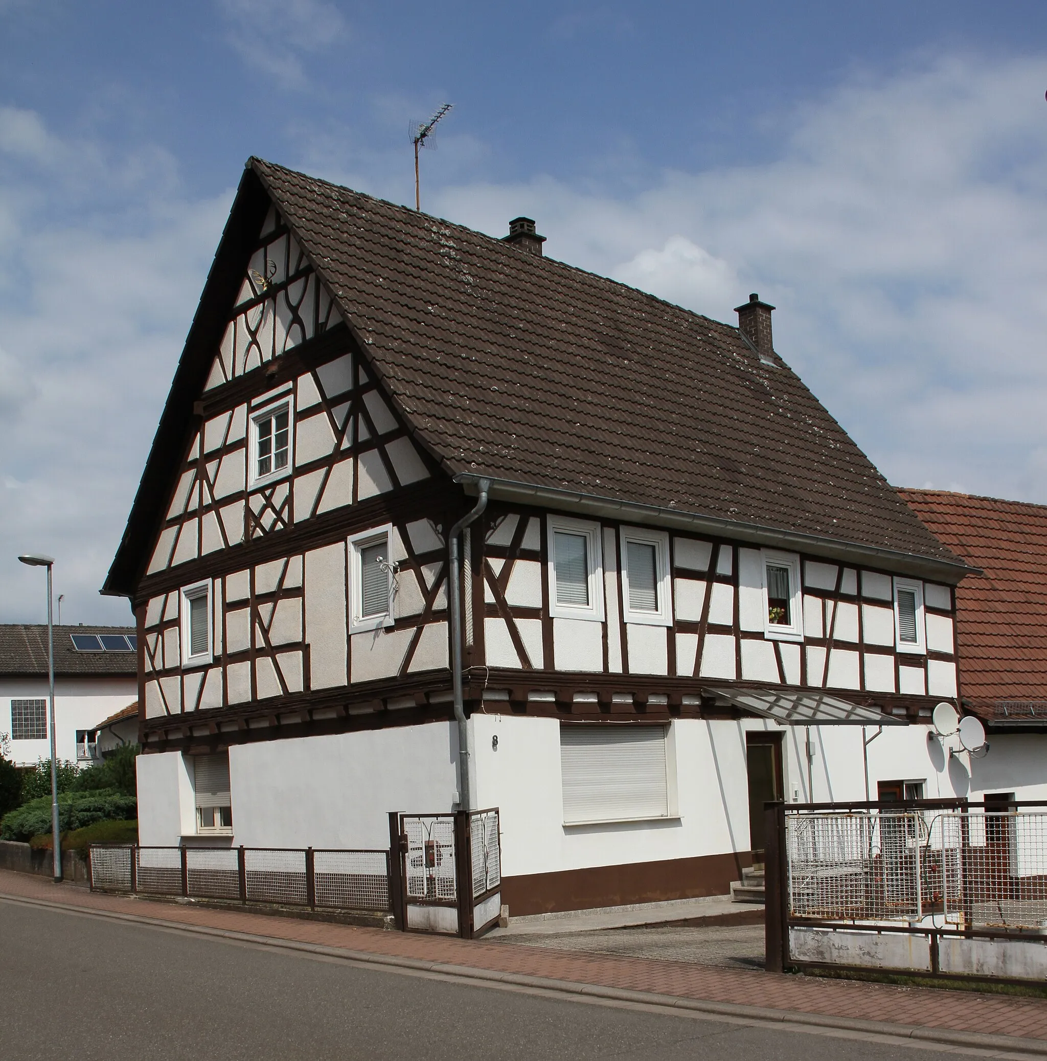 Photo showing: Bruchweiler-Baerenbach-Fachwerkhaus Dorfstraße 8; Fachwerkhaus, teilweise massiv, 18. Jahrhundert.