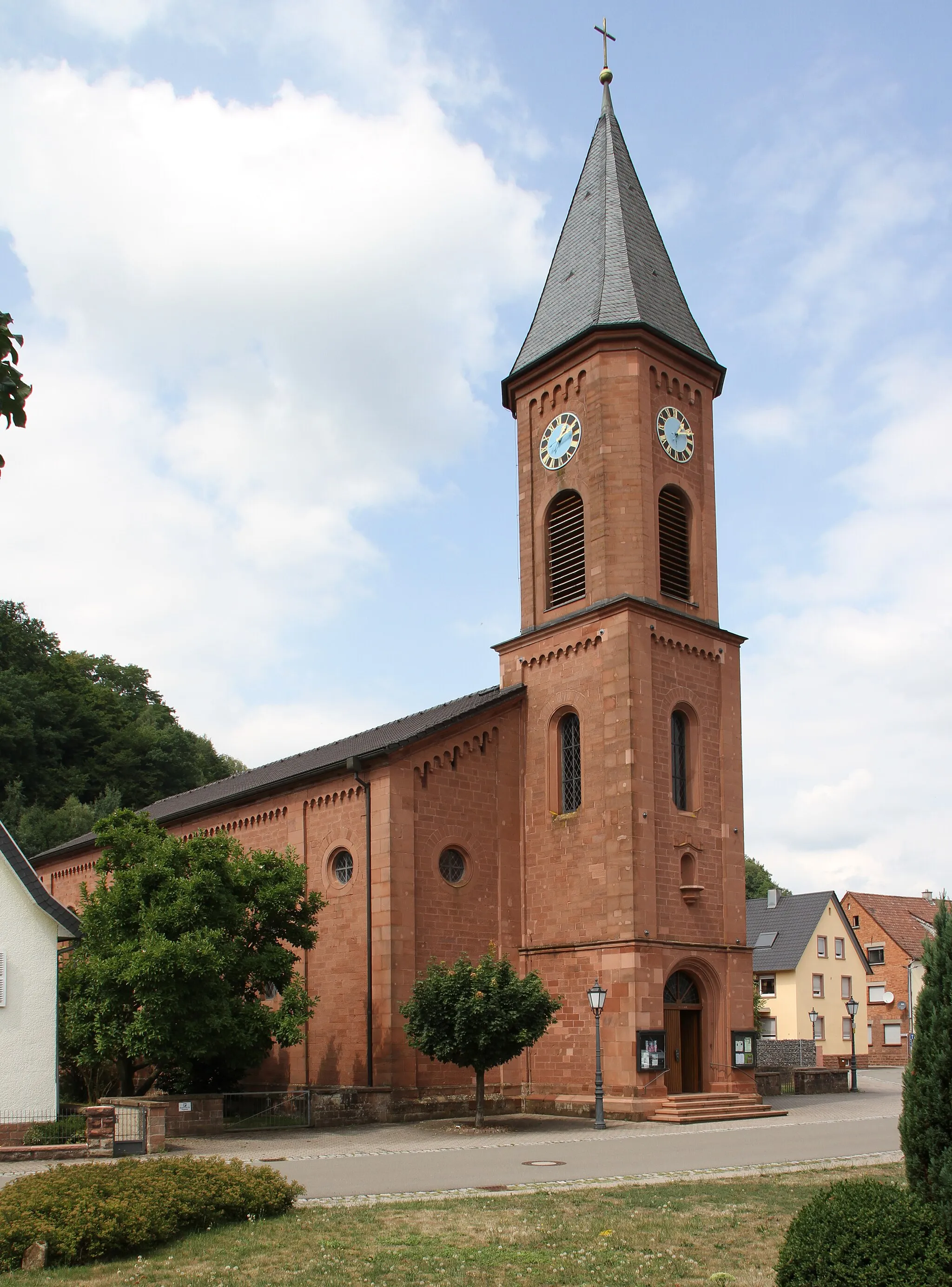 Photo showing: Bruchweiler-Bärenbach, Gartenstraße 1; katholische Pfarrkirche Heilig Kreuz; neuromanischer Saalbau, 1840.