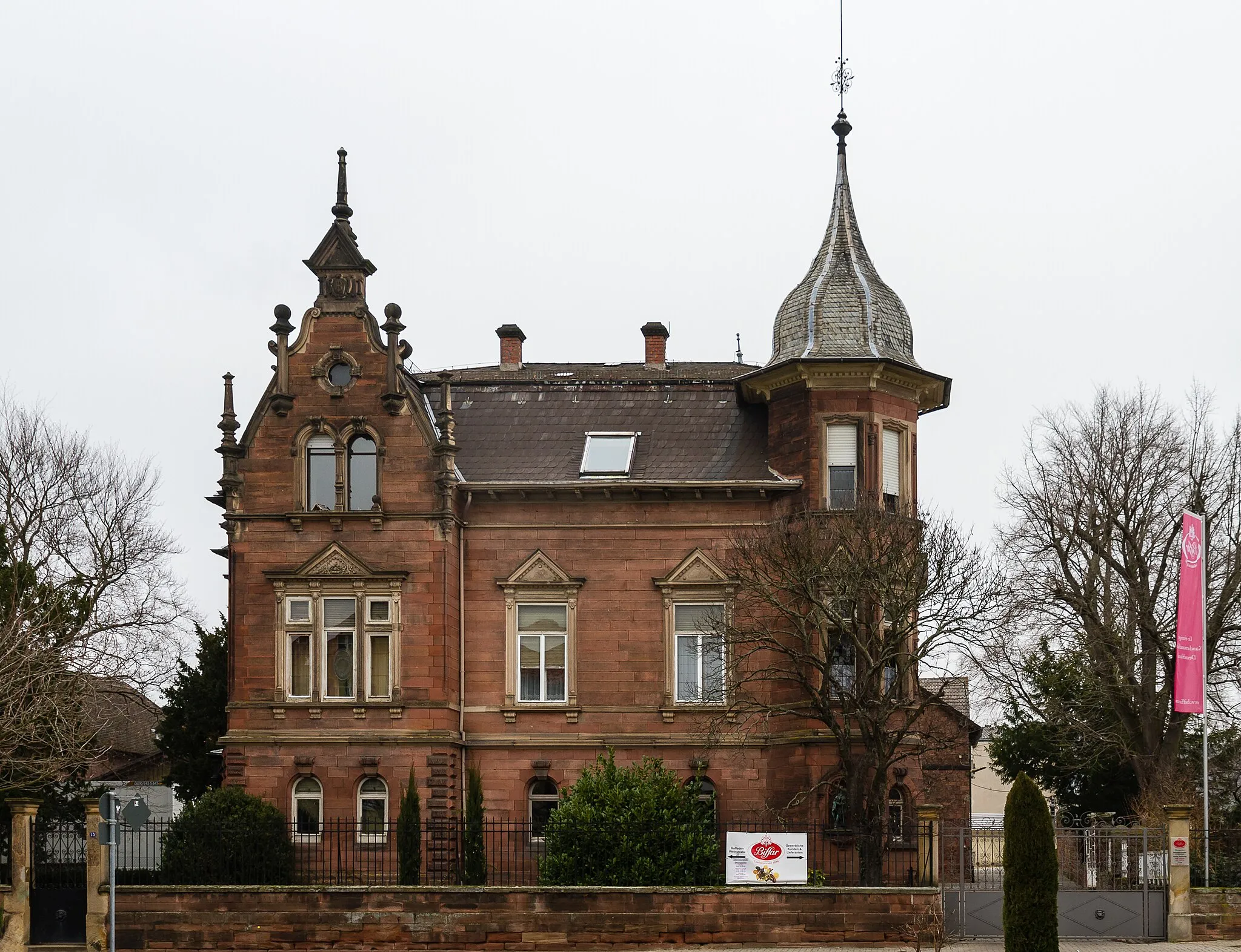 Photo showing: Designation: Winery
Location: Niederkircher Straße
House number: 15
Place: Deidesheim, District Bad Dürkheim, Rhineland-Palatinate
Construction time: second half of the 19th century
Description: Representative neo Renaissance villa with mansard roof, 1899, architect Wilhelm Schulte I., Neustadt.