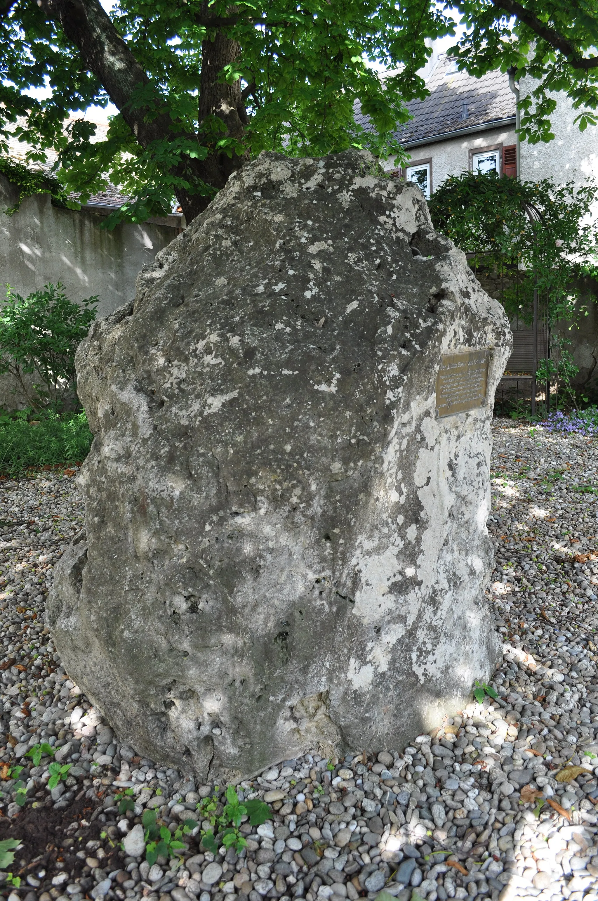 Photo showing: Der "Dicke Stein" aus Dexheim, Menhir, vorgeschichtlicher Kultstein, mittelalterlicher Grenzstein, seit 2000 auf dem "Freien Platz" in Dexheim