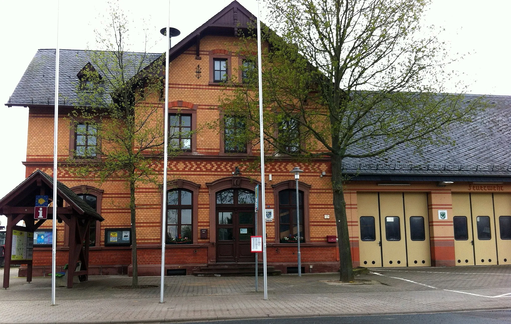 Photo showing: ehemaliges Bahnhofsgebäude Dittelsheim-Heßloch DB-Strecke 3564, aktuelle Nutzung als Bürgerhaus mit Unterkunft der FFW im Anbau.