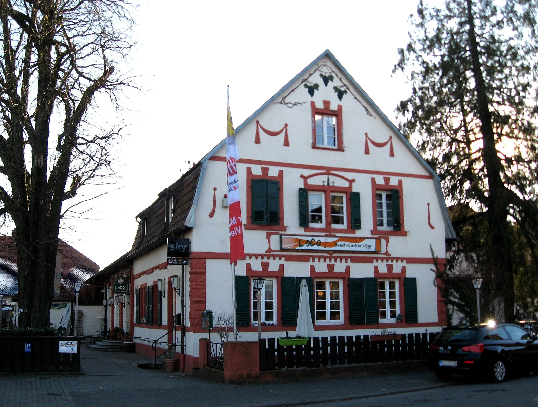 Photo showing: Gasthaus Eisenbahnstraße 24 in Edesheim; eineinhalbgeschossiger Mansarddachbau