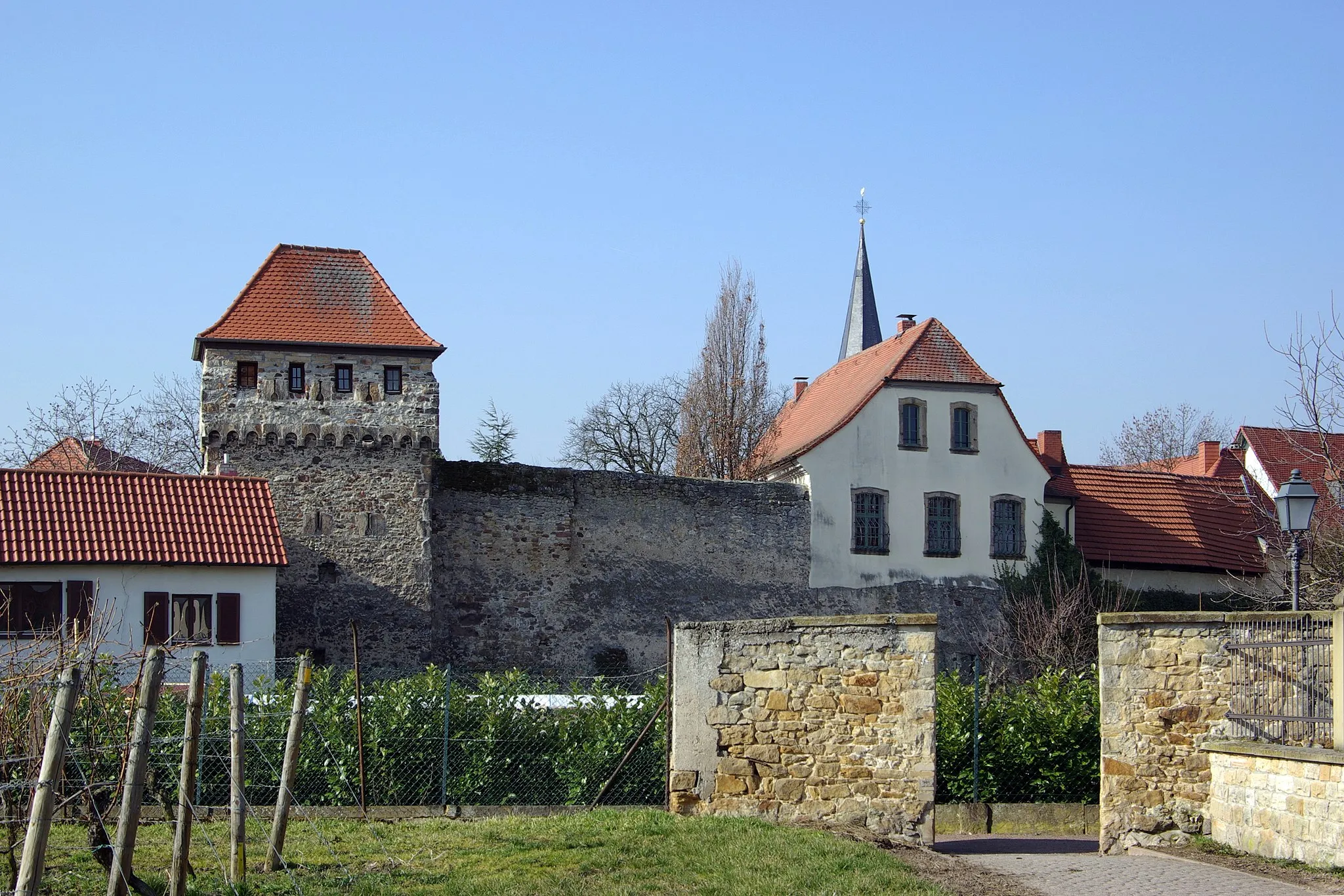 Photo showing: Freinsheim, Teil der Stadtmauer mit Hahnenturm und Gottfried-Weber-Haus