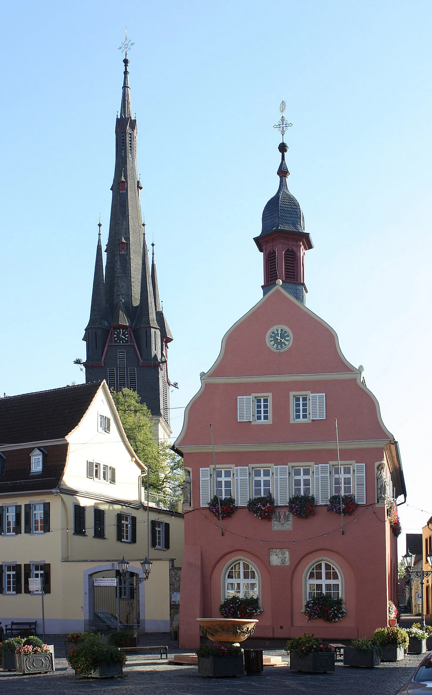Photo showing: Gau-Algesheim, town hall and tower of the Saints Cosmas and Damian church