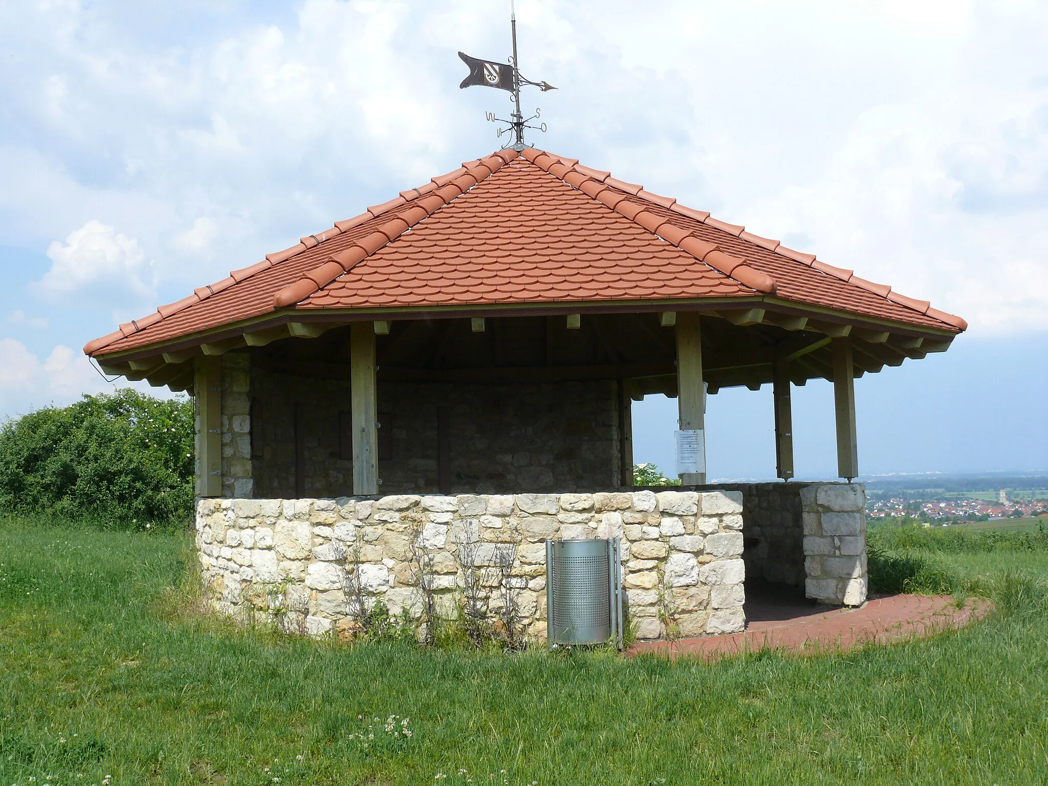 Photo showing: Die Glockenberghütte wurde 2008 vom Verein "Bürger für Gau-Bischofsheim e.V." erbaut.