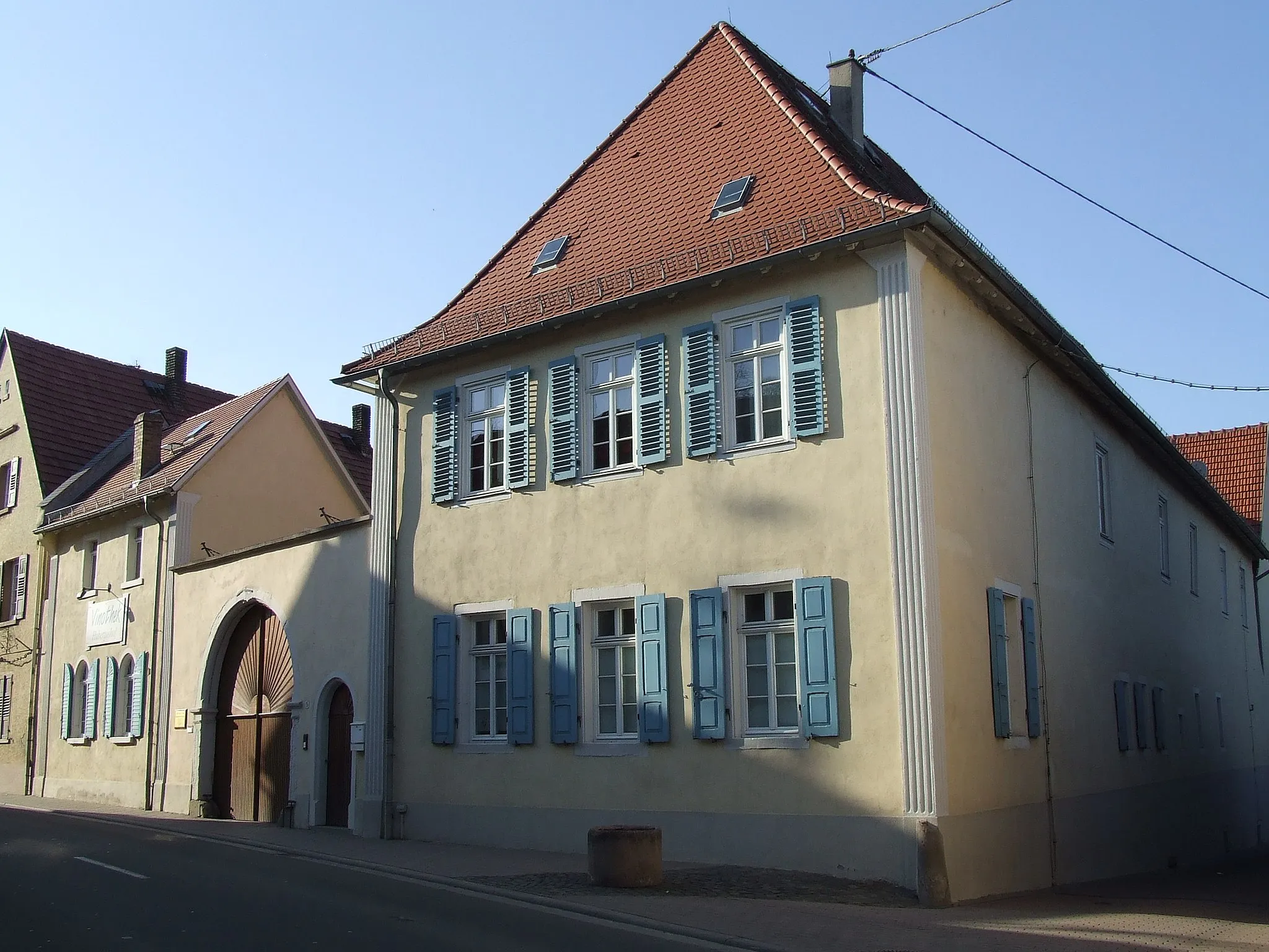 Photo showing: de:Vereinigte Weingüter Krebs-Grode, hier die Vinothek Hupertushof in Gau-Odernheim