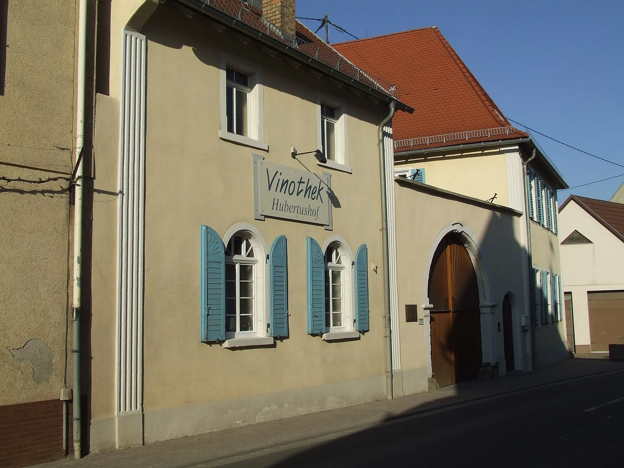 Photo showing: de:Vereinigte Weingüter Krebs-Grode, hier die Vinothek Hupertushof in Gau-Odernheim