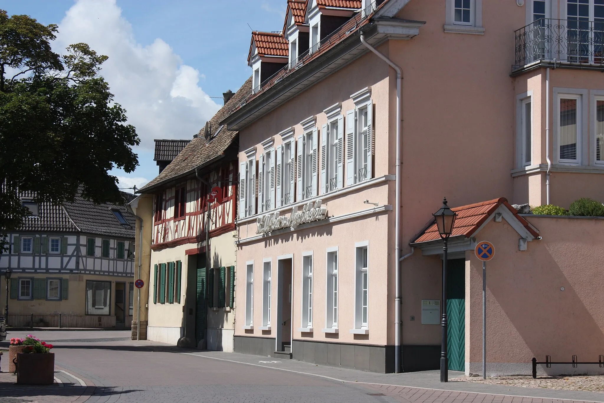 Photo showing: Gau-Odernheim, Fachwerkhaus um 1600; Denkmalliste - Untermarkt 12, Apotheke Haus Untermarkt 11