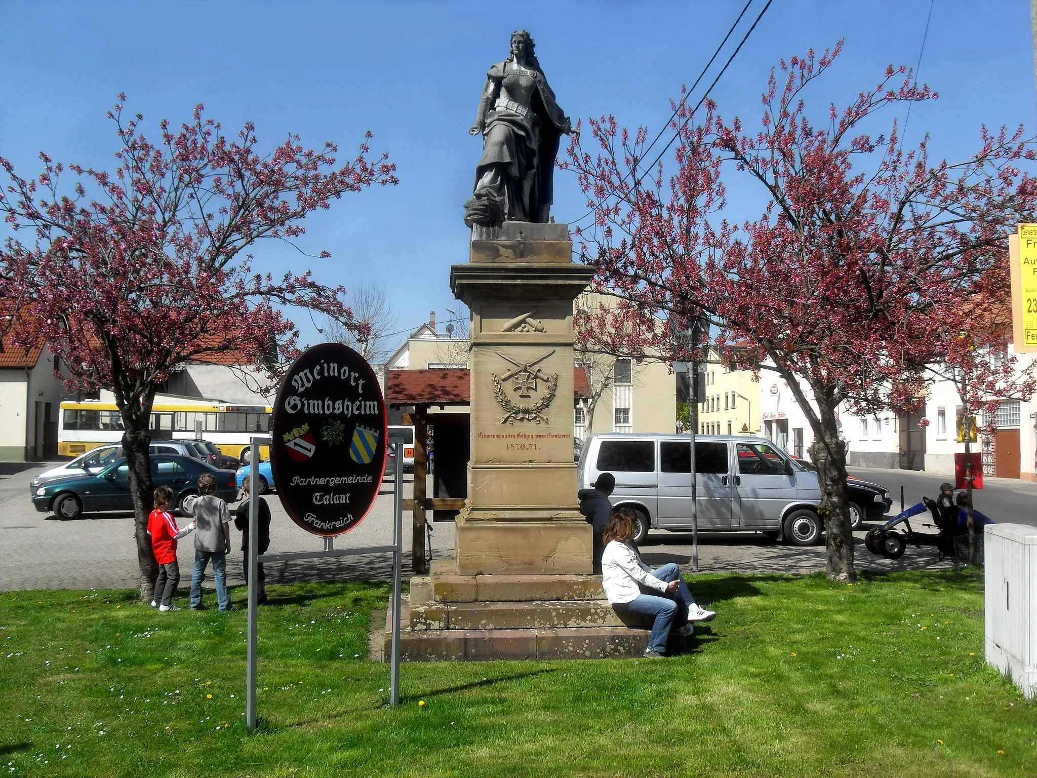 Photo showing: Kriegerdenkmal mit der Figur der Germania für die im Deutsch-Französischen Krieg von 1870 bis 1871 gefallenen deutschen Soldaten in der Eicher Straße in Gimbsheim in Rheinhessen (Deutschland)