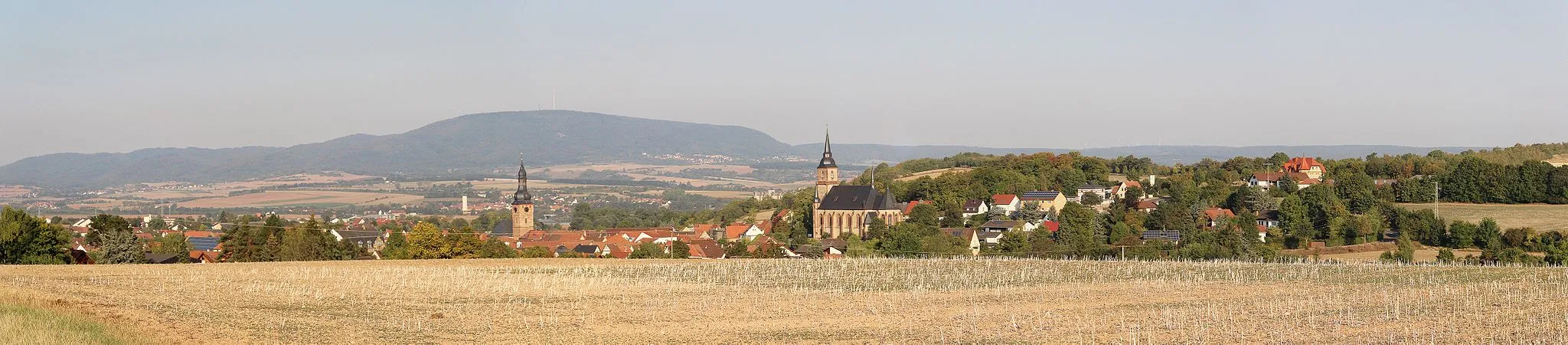 Photo showing: Blick über die Ortschaft Göllheim im Donnersbergkreis. Im Hintergrund der Donnerberg.