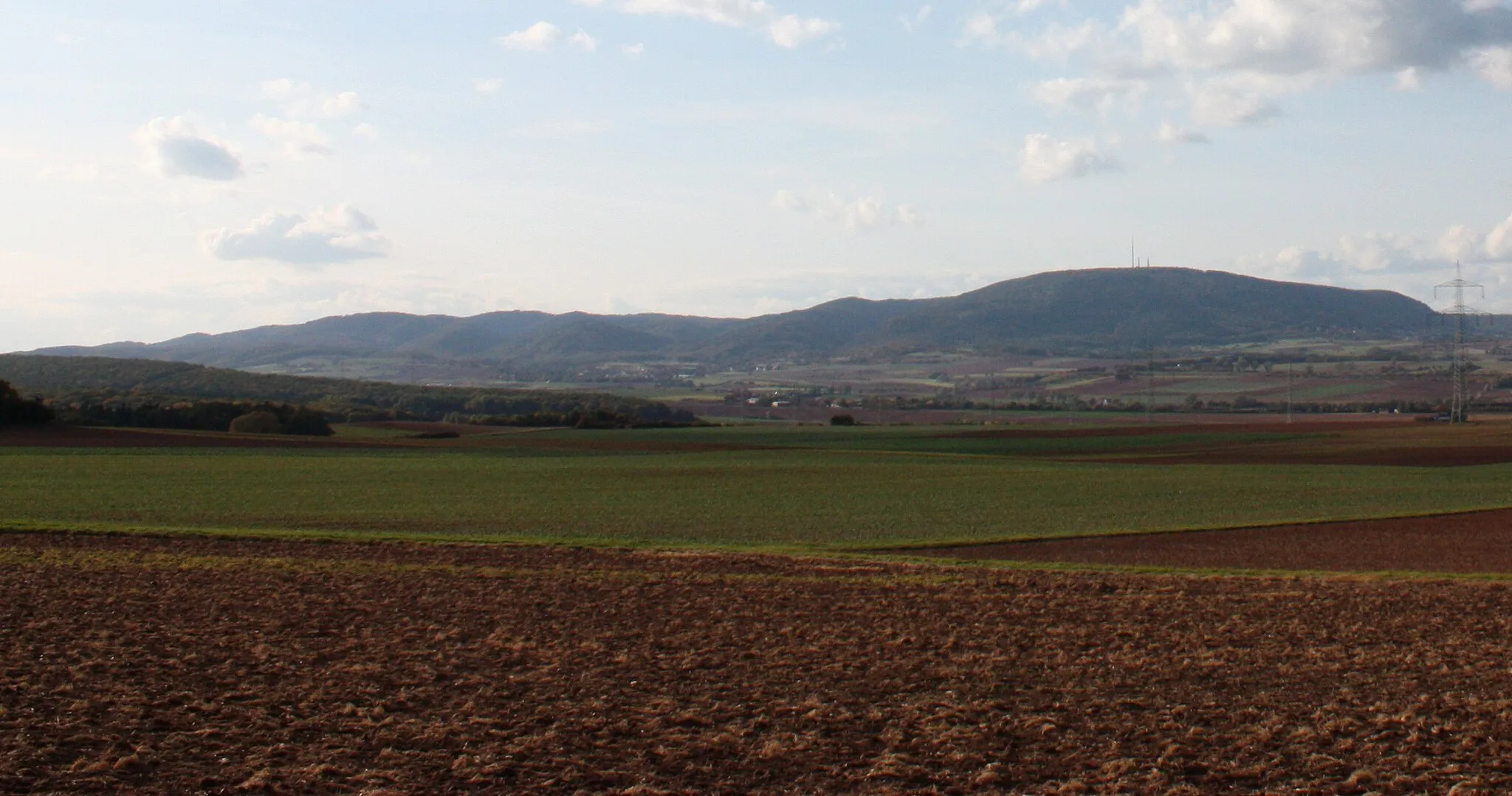 Photo showing: Donnersberg, crop by QL1968 of a photo taken in Göllheim, October 2008, by Felix.matheis