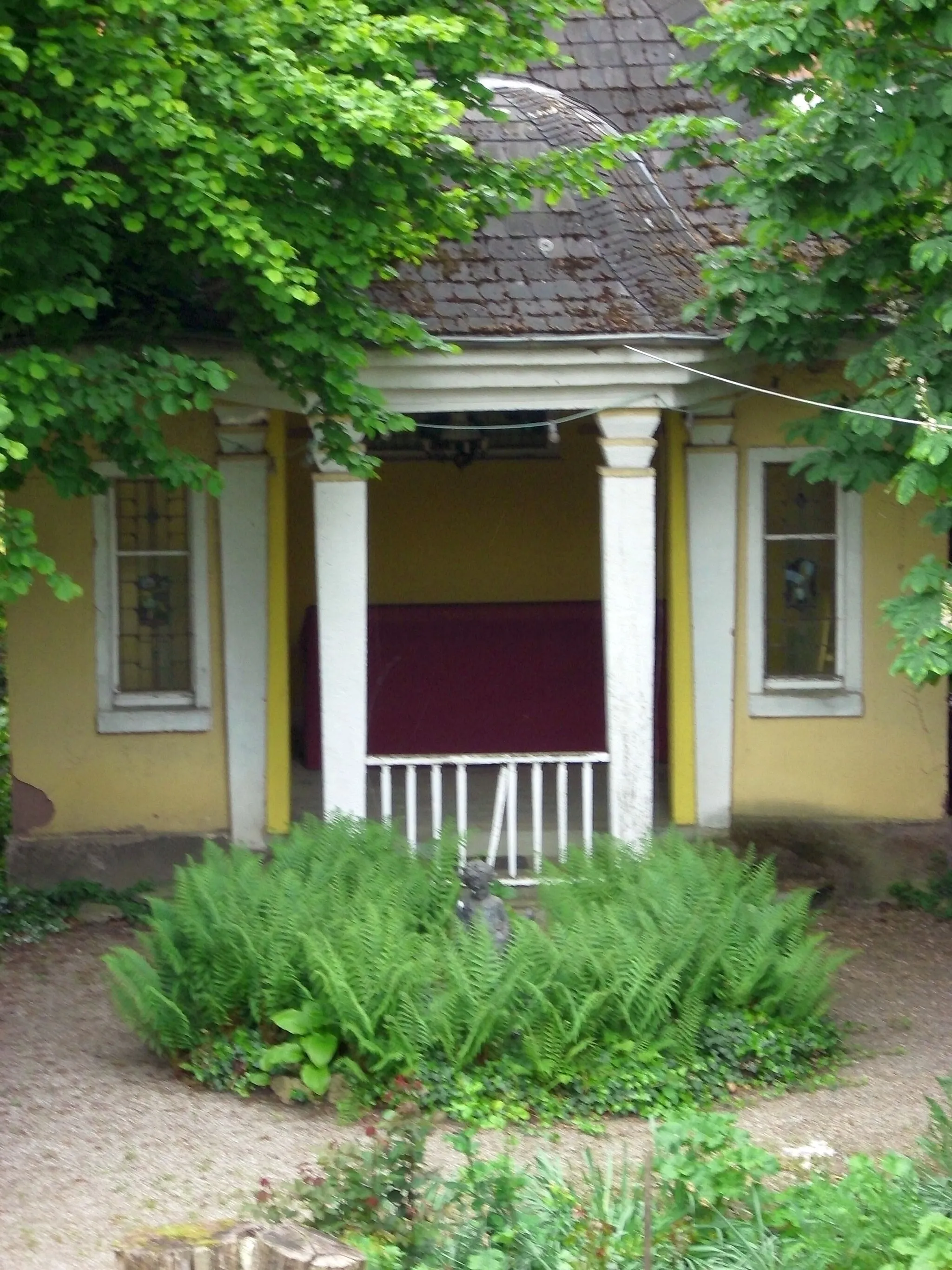 Photo showing: Gartenpavillon, kubischer Putzbau mit Portikus, Schweifdach, figürliche Glasfenster; Springbrunnen mit Bronzegruppe