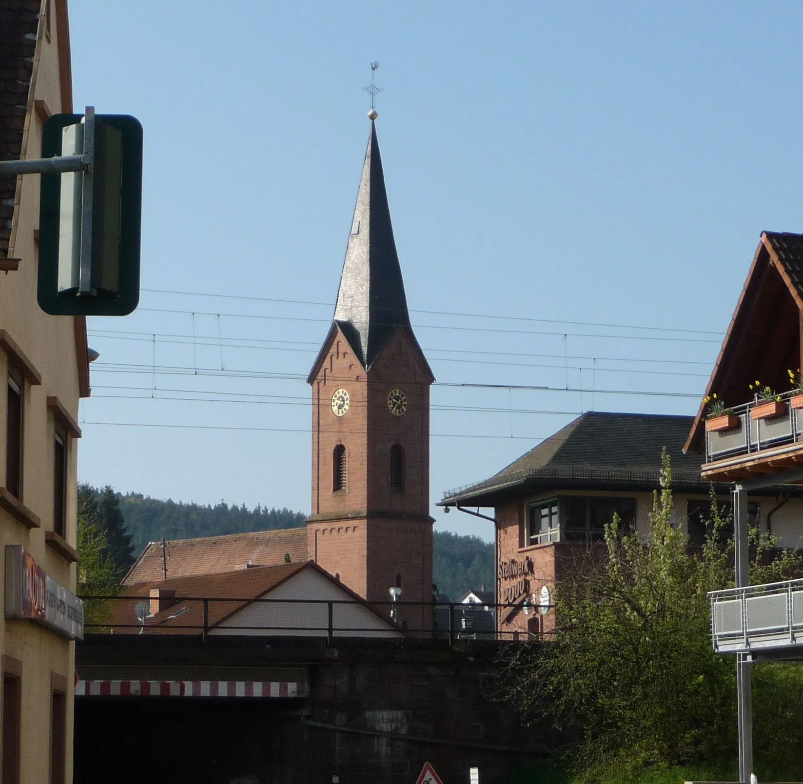 Photo showing: protestantische Kirche und Eisenbahnbrücke