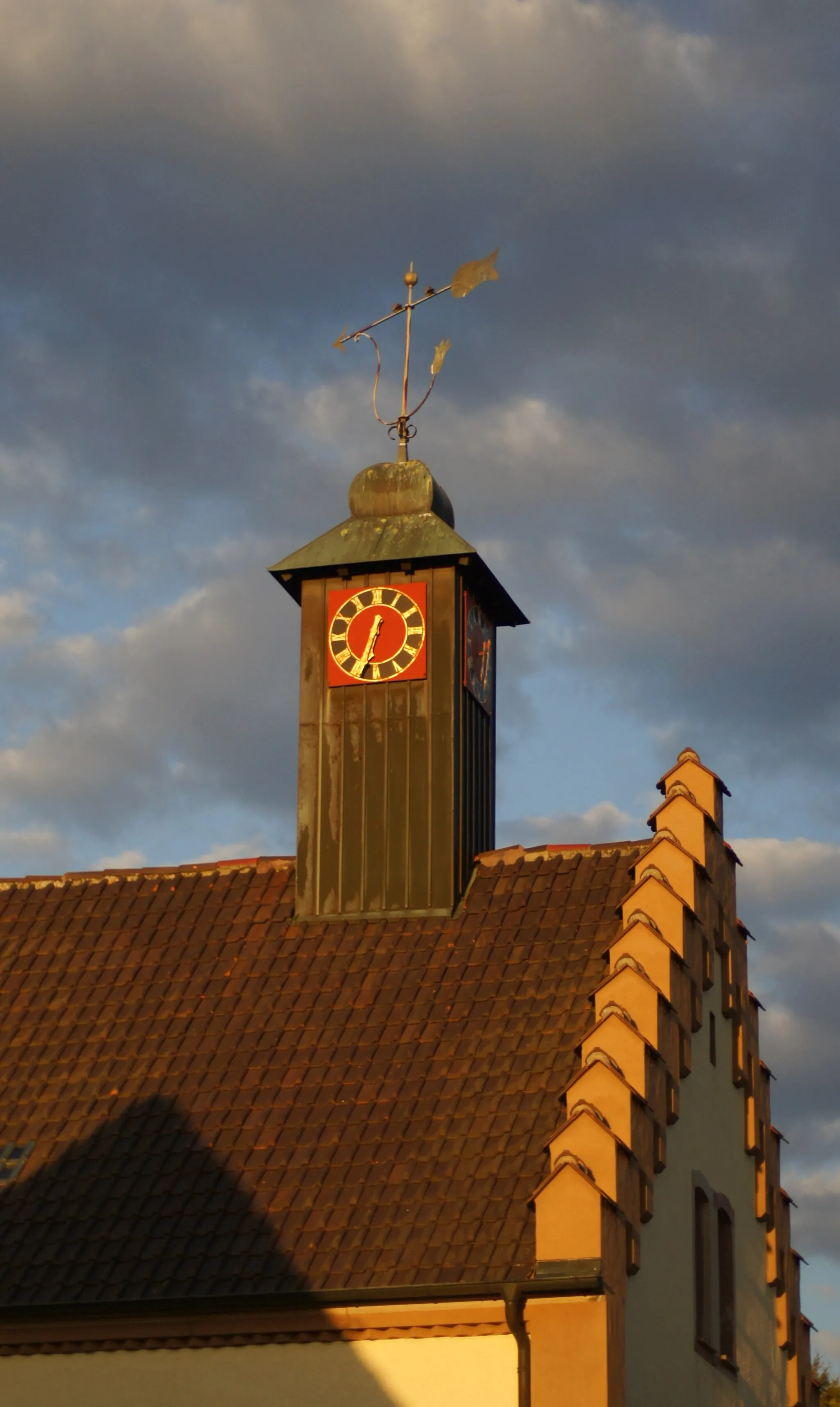 Photo showing: Old clock tower on the town hall in Hördt