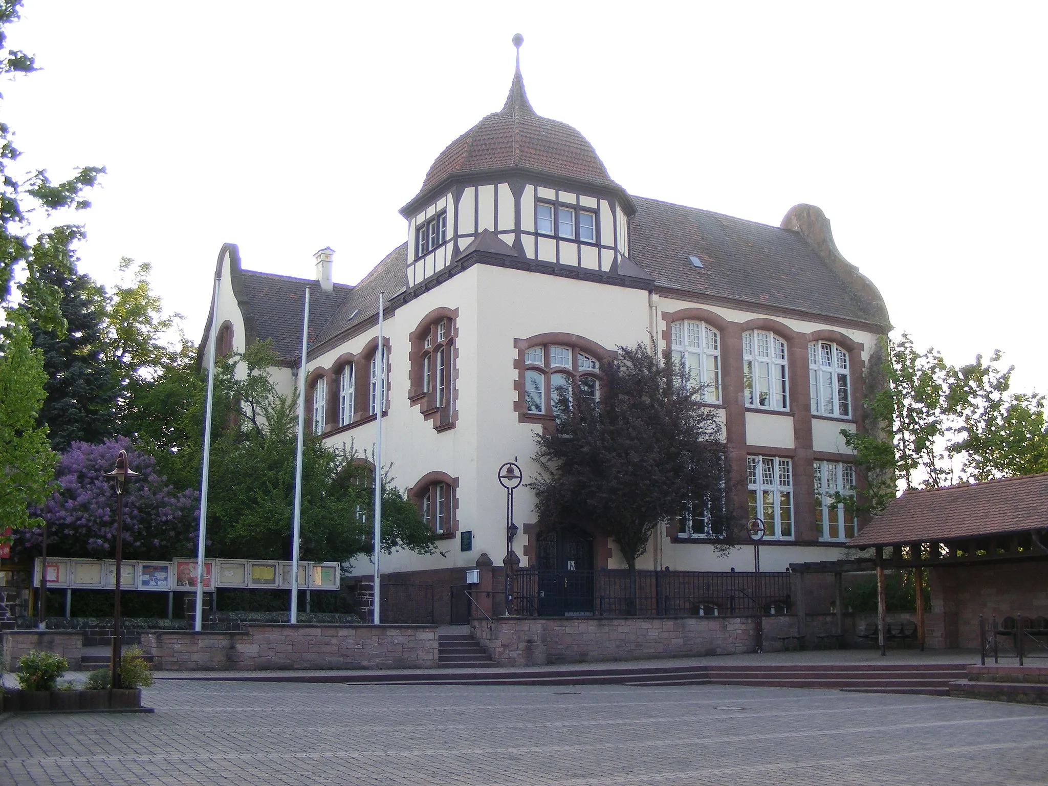 Photo showing: Schulhaus in Kirchheim an der Weinstraße