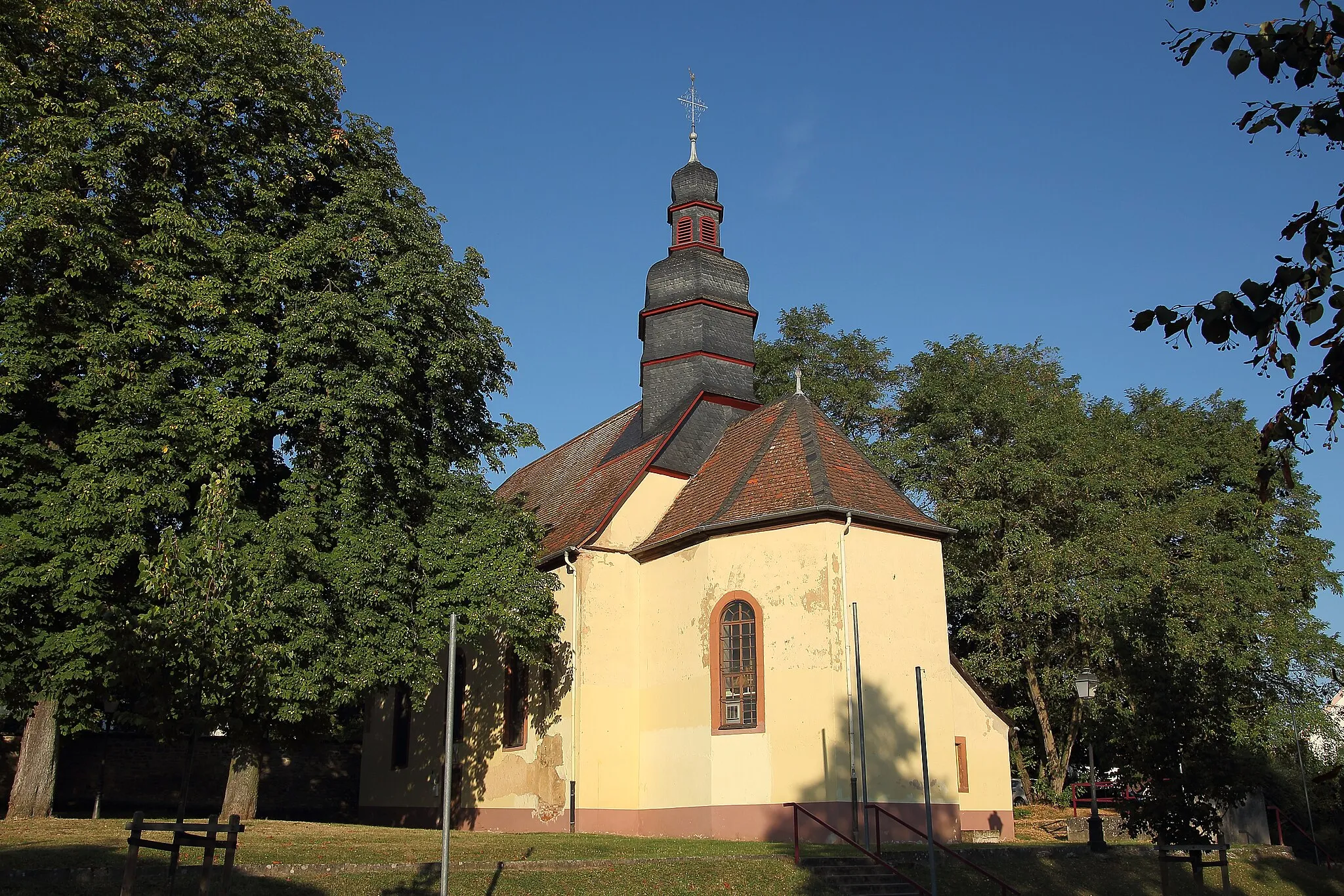 Photo showing: Ehemalige Liebfrauenkirche in Kirchheimbolanden, jetzt als Begegnungsstätte und für Seminare genutzt. Davor beheimatete die Kirche die Bogenschützenabteilung des Schießsportvereins für einige Jahre.