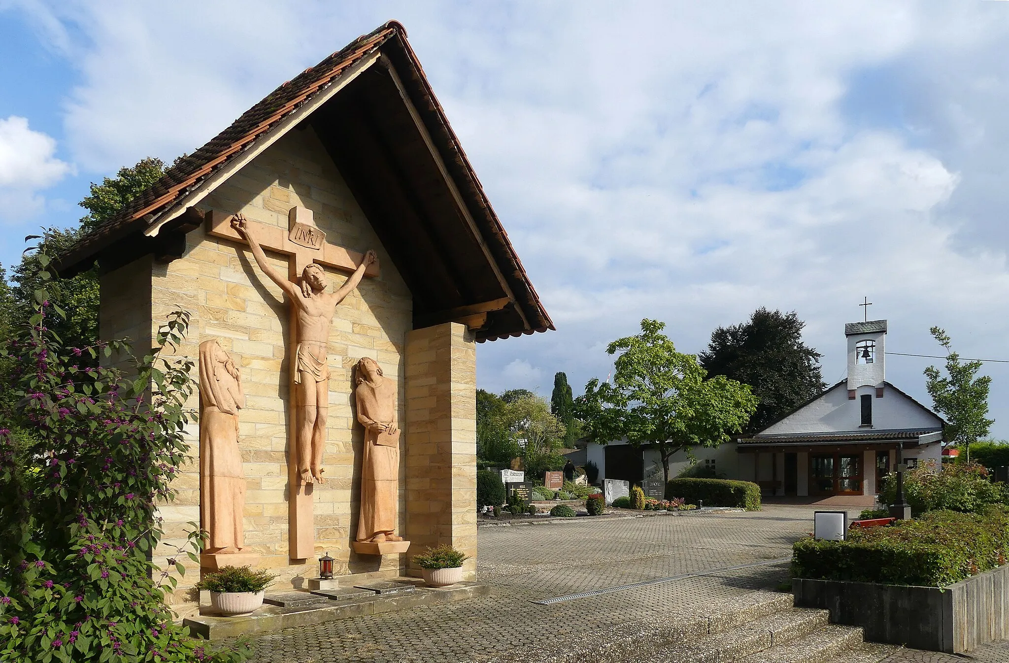Photo showing: Kreuzigungsgruppe, Terrakotta, 1954, Bildhauer Adam Winter aus Mainz-Kastel, mit Kapelle rechts im Bild