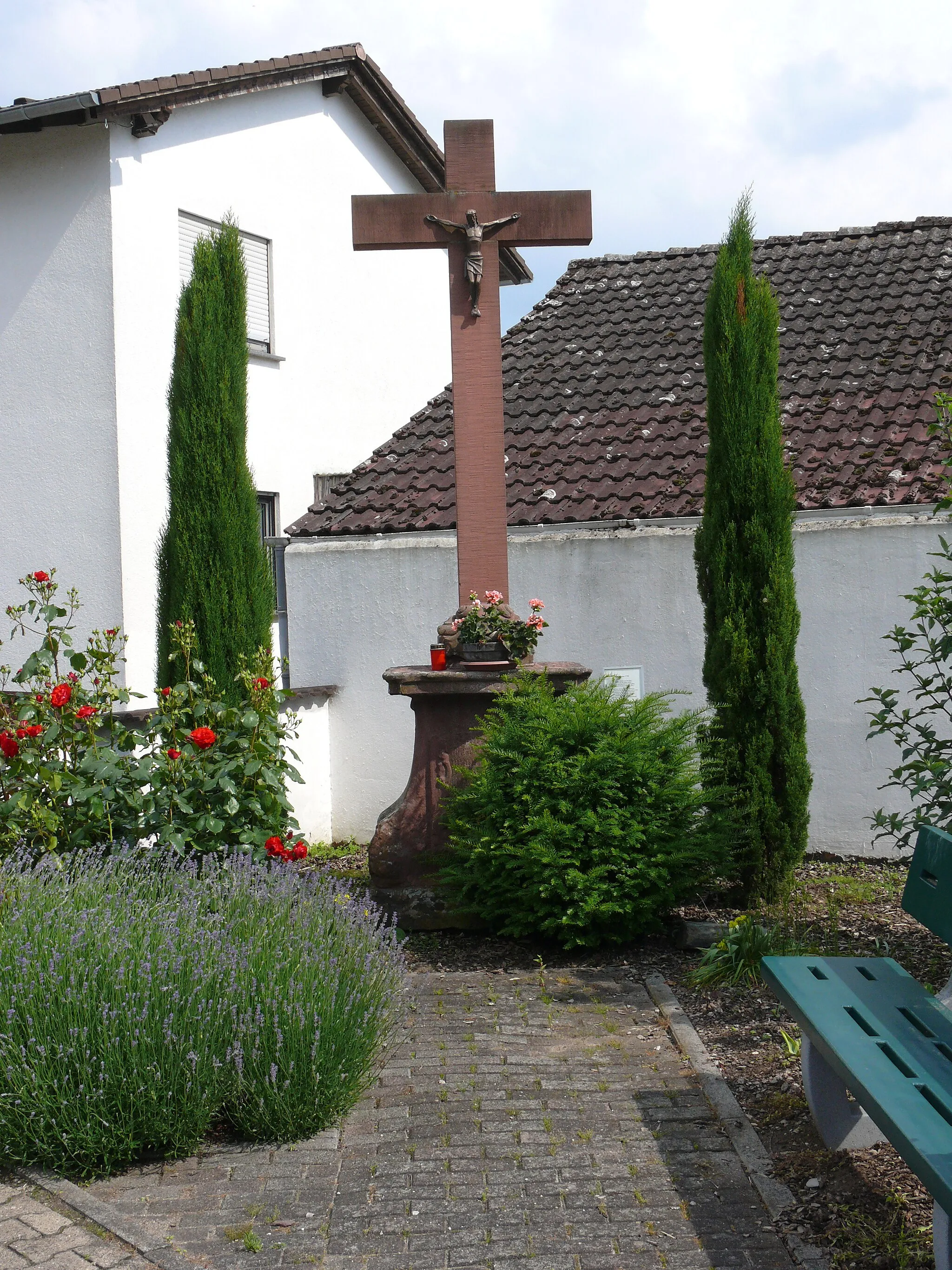 Photo showing: Wegekreuz mit dem Namen "Ahrkreuz" aus Sandstein mit Inschrift im Sockel