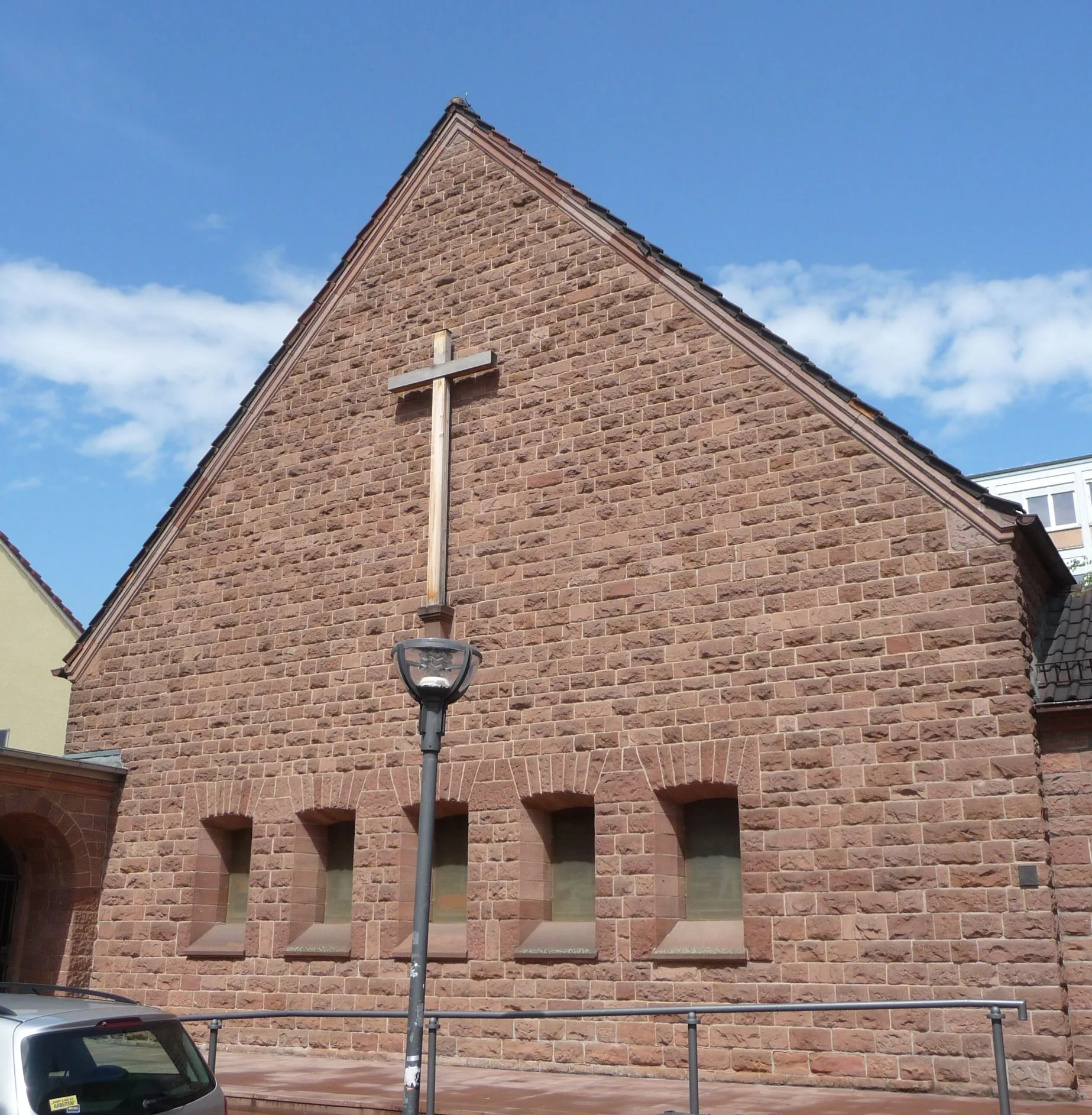 Photo showing: Die protestantische Melanchthonkirche gehört zu den etwa 50 Bartingschen Notkirchen; die zwischen 1948 und 1950 in Deutschland gebaut wurden.