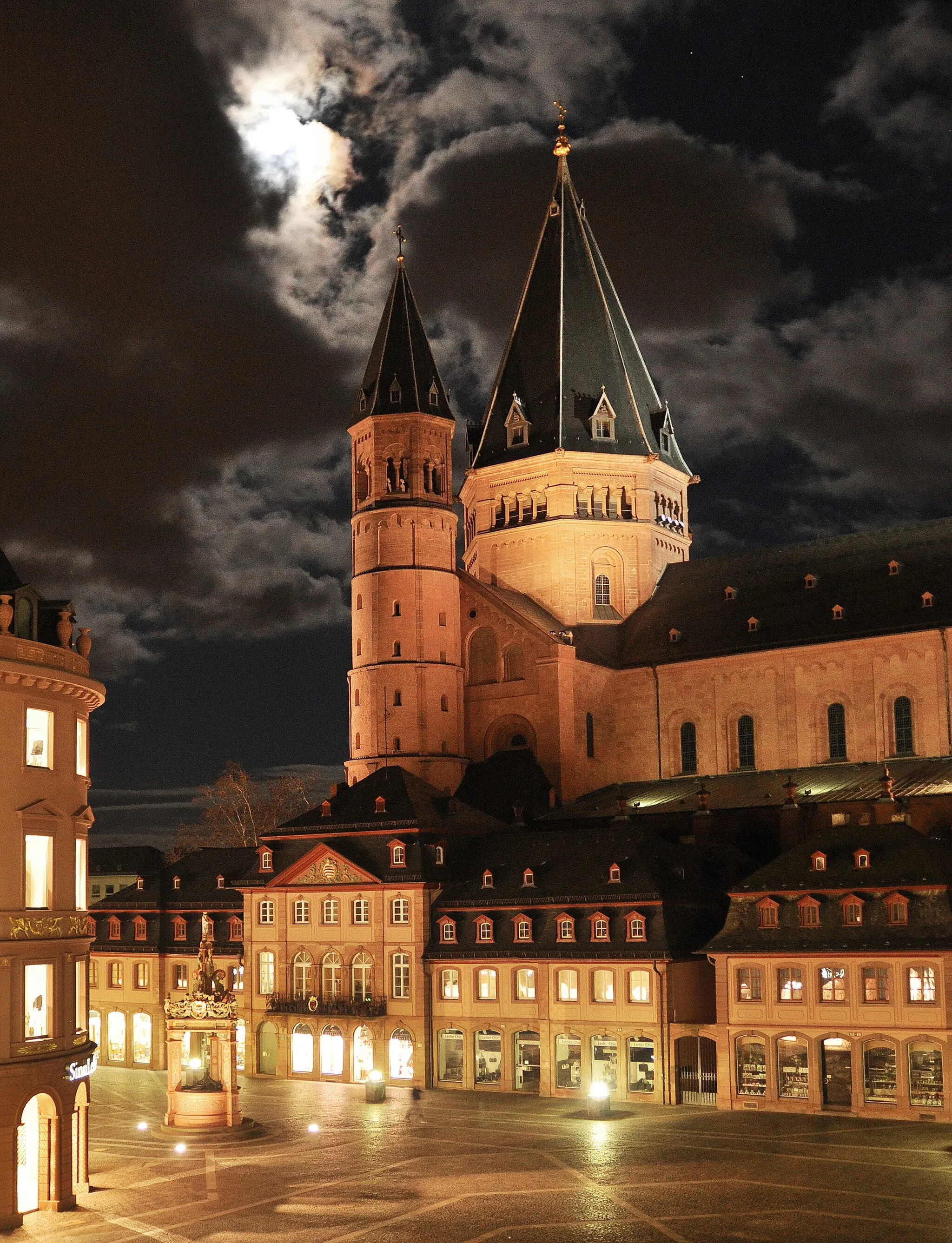 Photo showing: Mainz: Domkirche St. Martin (ca. 975 begonnen), davor: Markt 18–26, Domhäuser mit Ladengeschäften (ca. 1771, Architekt wohl Johann Valentin Thoman) und der Marktbrunnen (Einer der prächtigsten Renaissance-Ziehbrunnen Deutschlands, 1526 von Erzbischof Albrecht gestiftet).