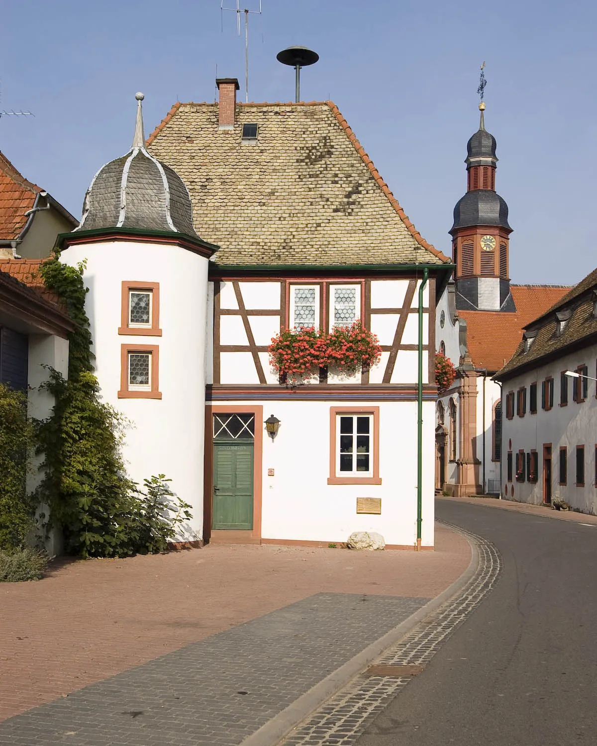 Photo showing: Rathaus in Mettenheim. Blick in Richtung Norden mit der ev. Kirche im Hintergrund.