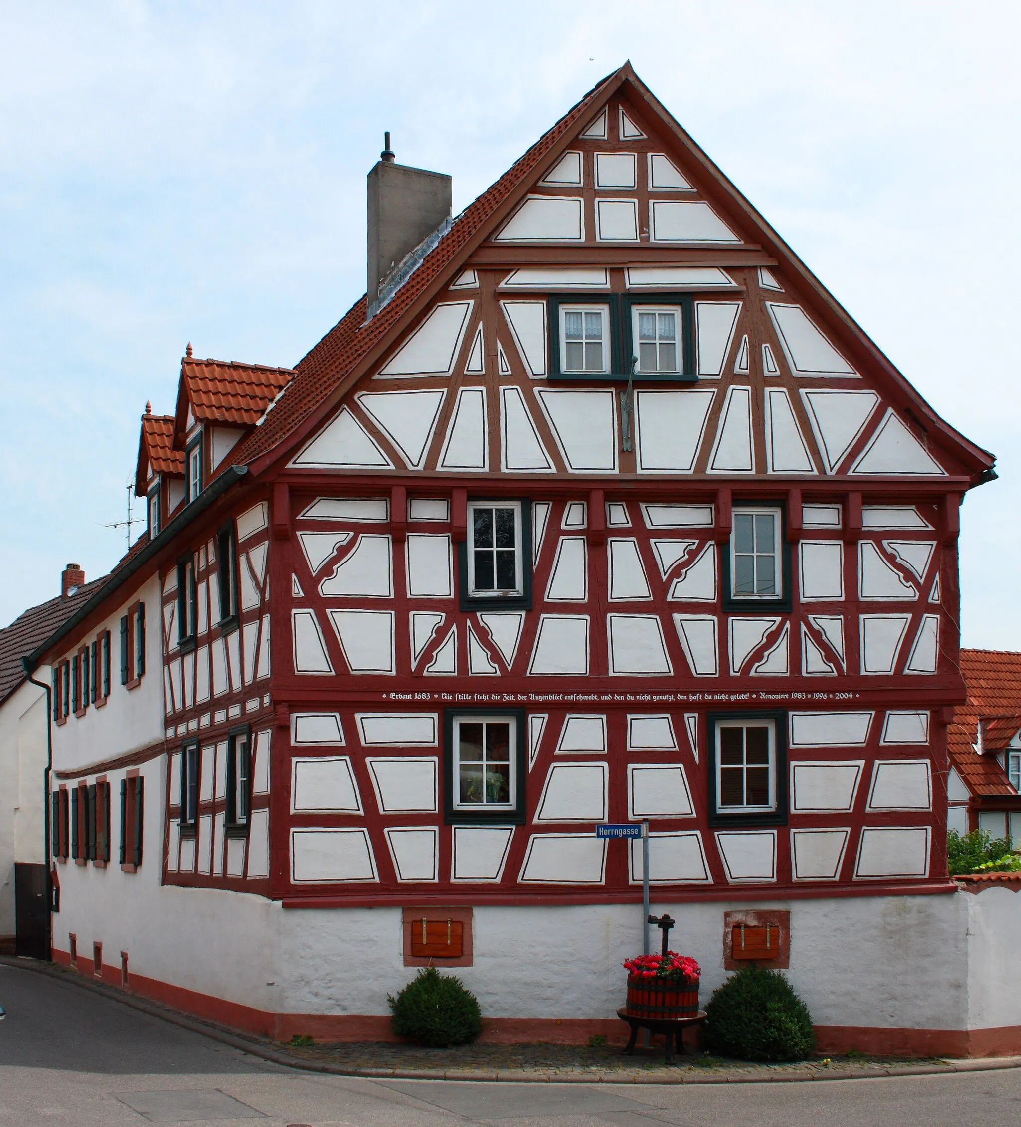 Photo showing: Mommenheim/Rheinhessen, Dreiseithof, großes barockes Fachwerkhaus, erbaut 1683